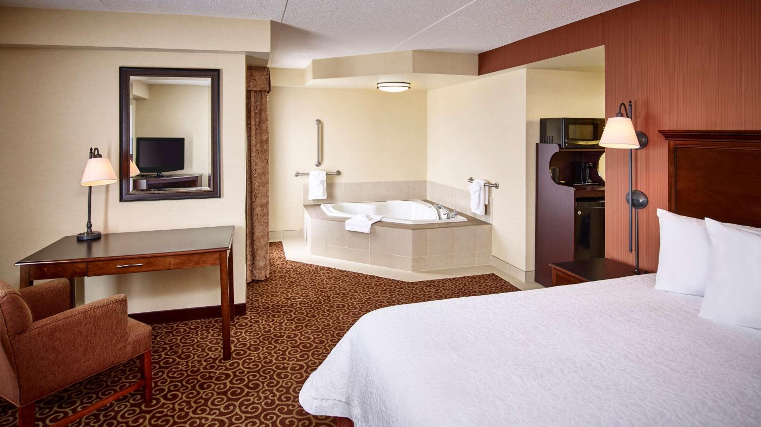 King Corner Room - Non-Smoking - Photo 1