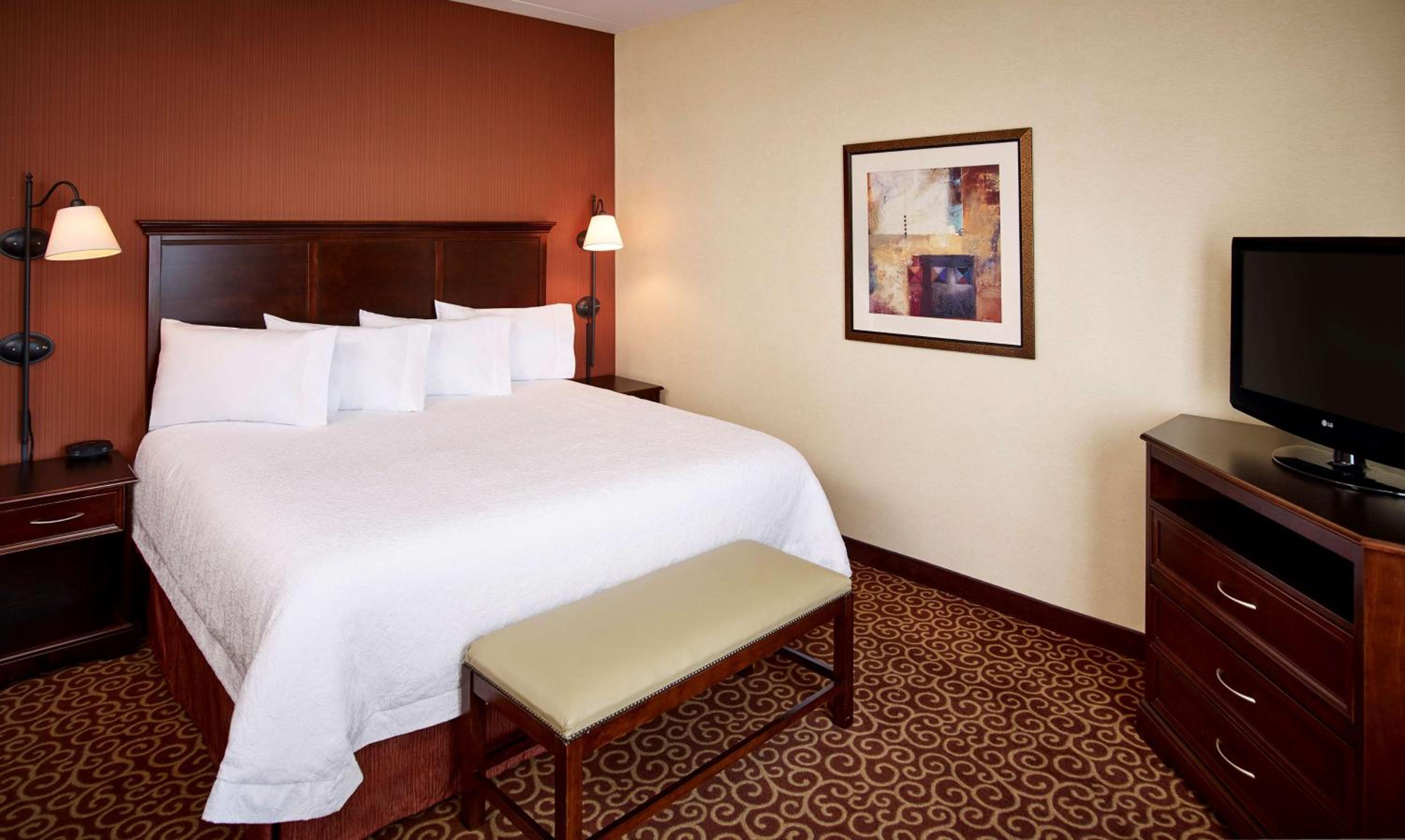 King Room with King Bed - Non-Smoking - Photo 3