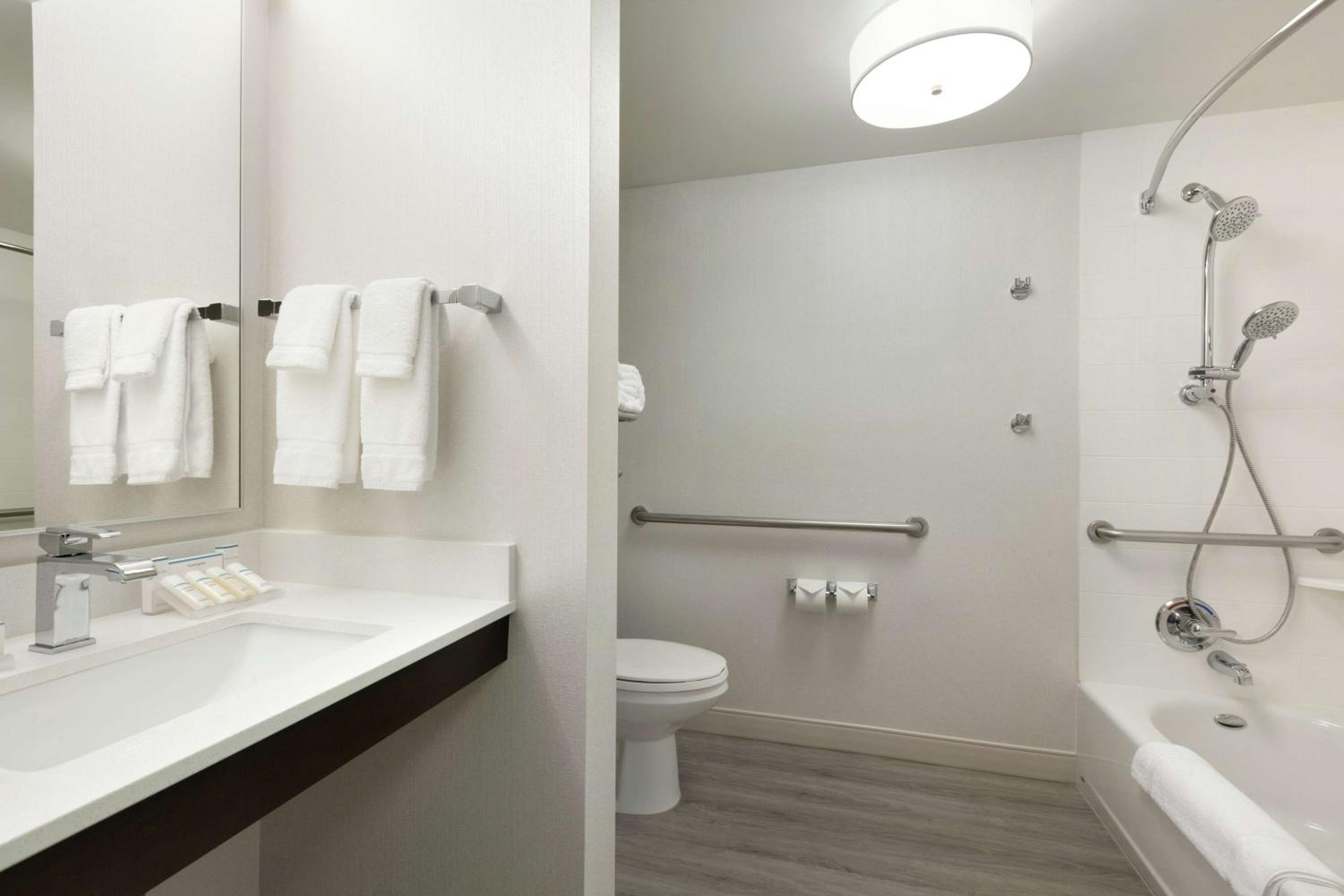 Deluxe King Room - Disability Access Hearing Accessible - Photo 3