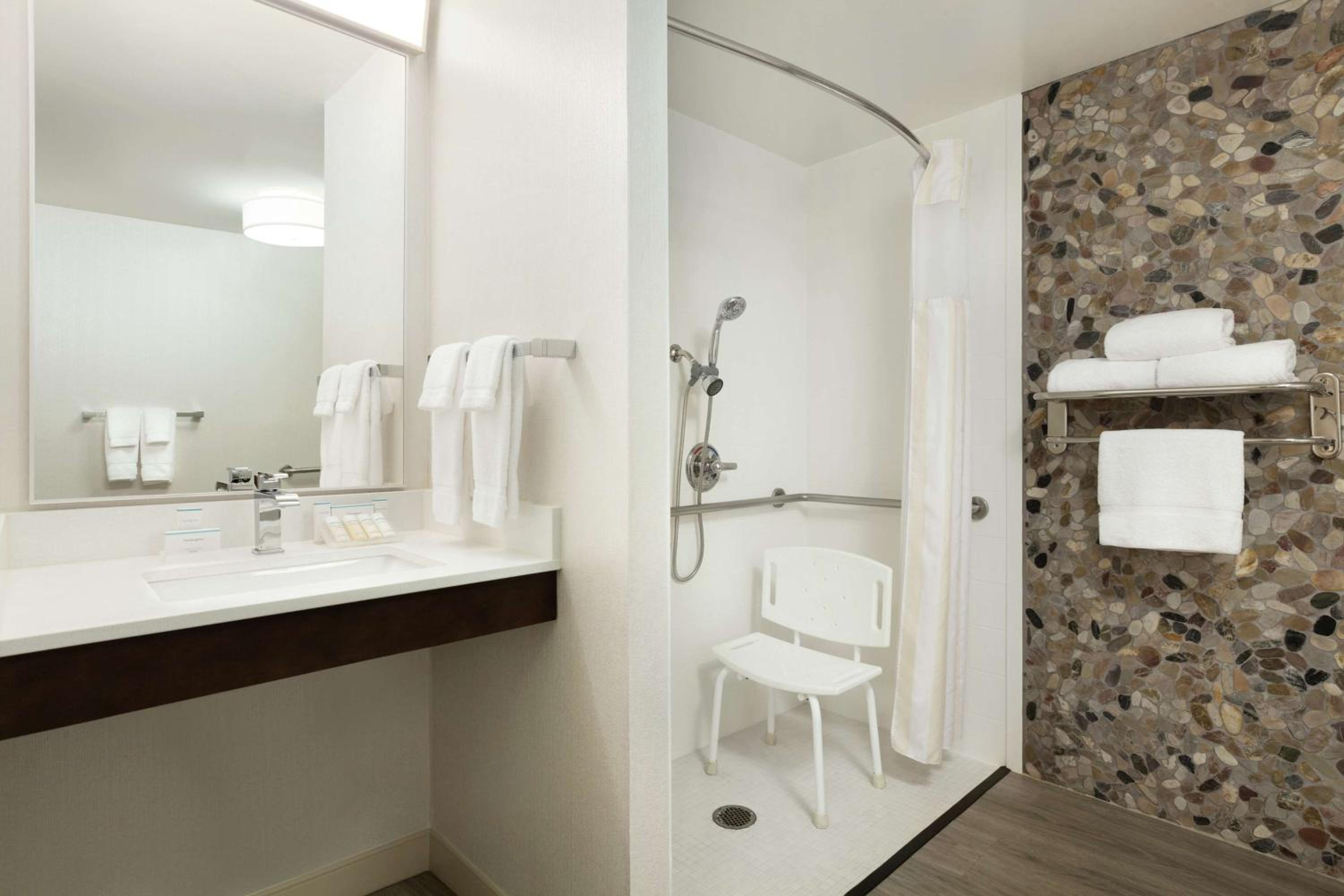 King Room with Roll-In Shower - Mobility/Hearing Accessible - Photo 4