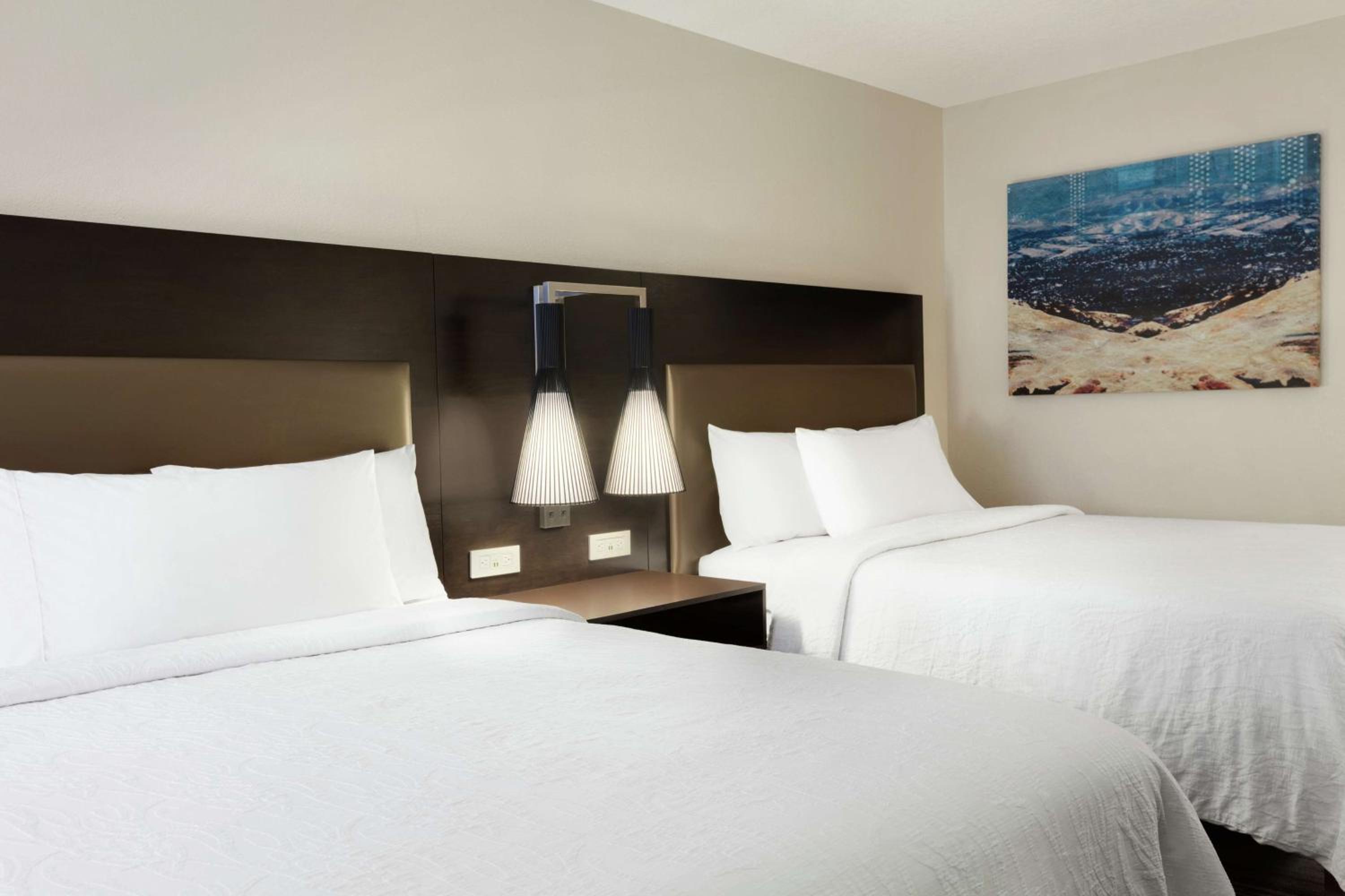 Queen Room with Two Queen Beds - Photo 2
