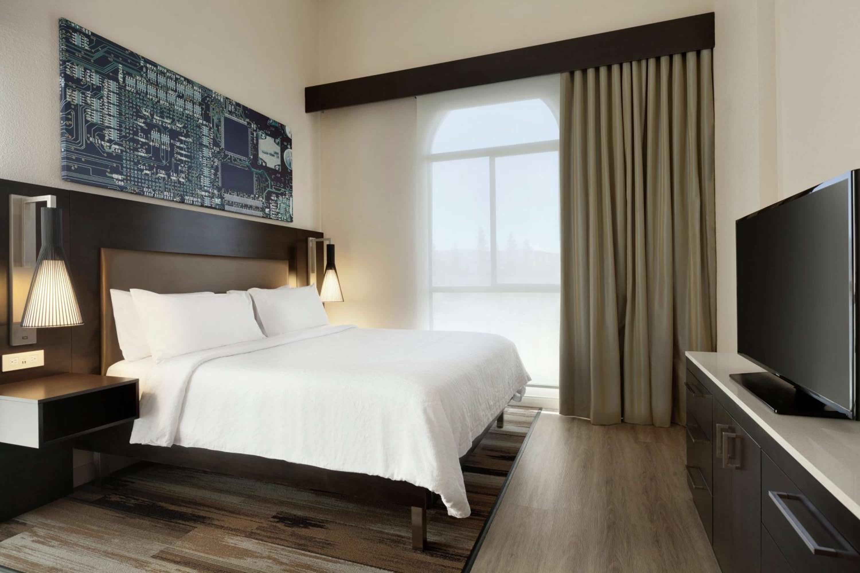 Deluxe King Suite - Photo 2