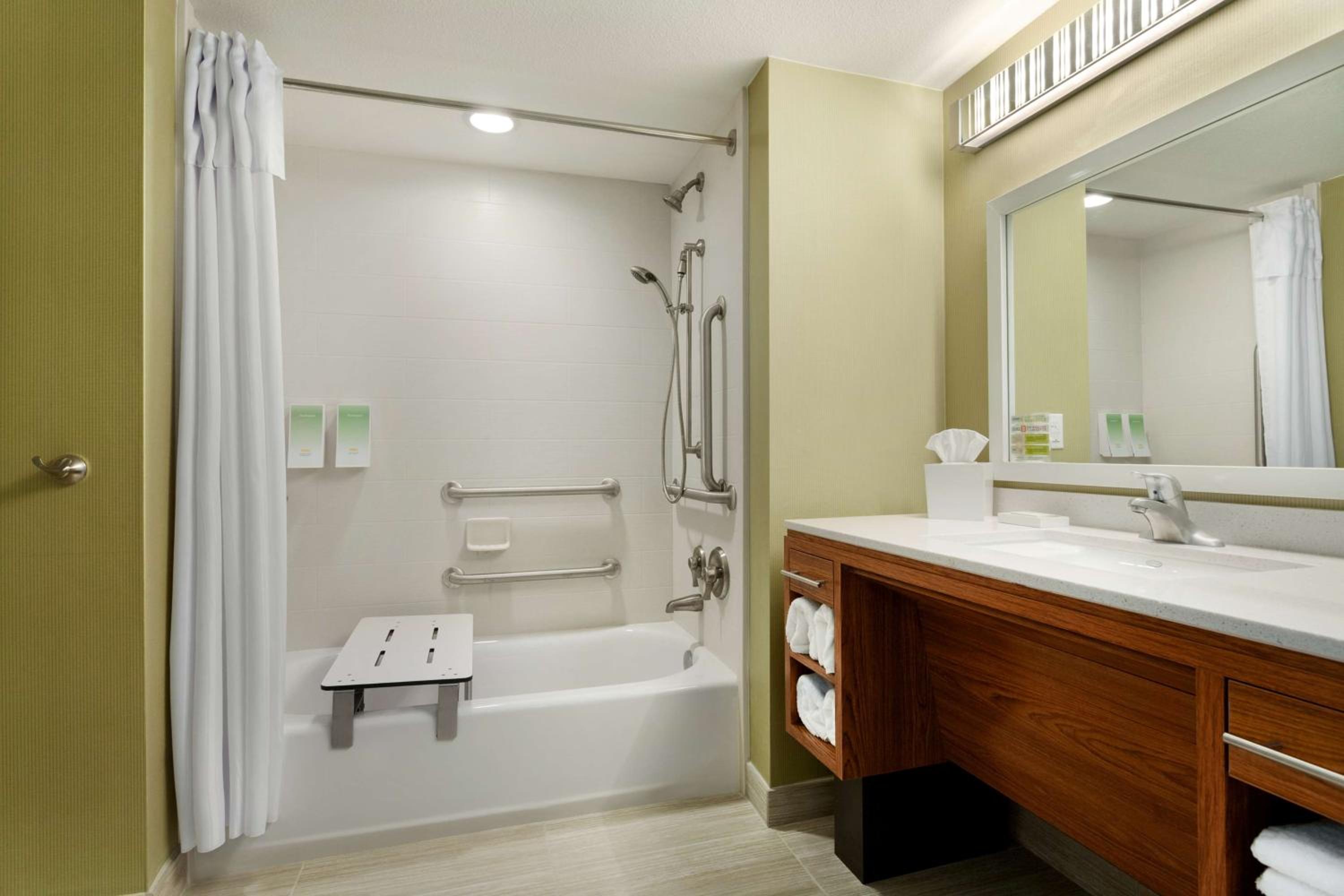 Queen Suite - Mobility and Hearing Access Tub/Non-Smoking photo 2