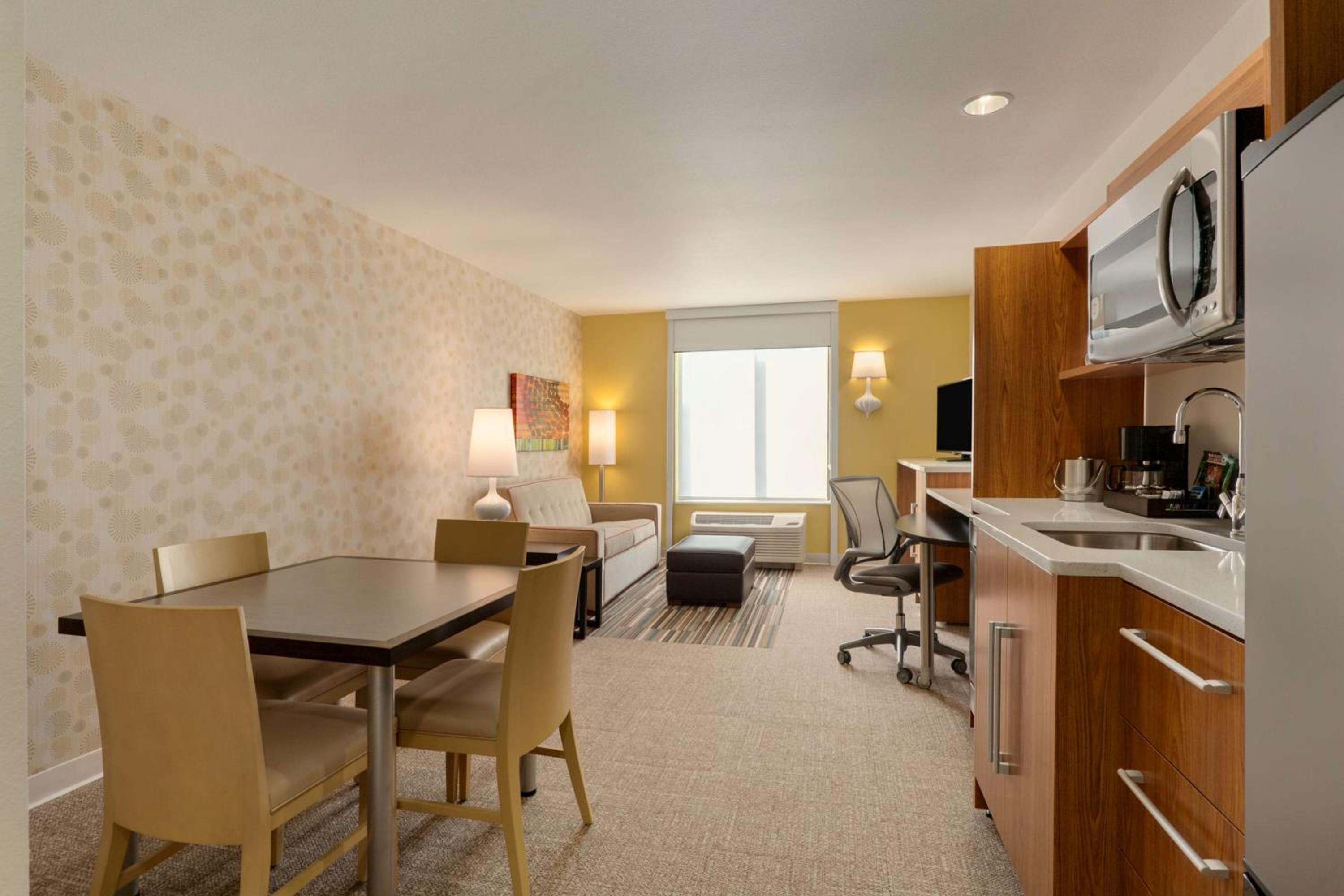 One-Bedroom Queen Suite - Non-Smoking photo 2