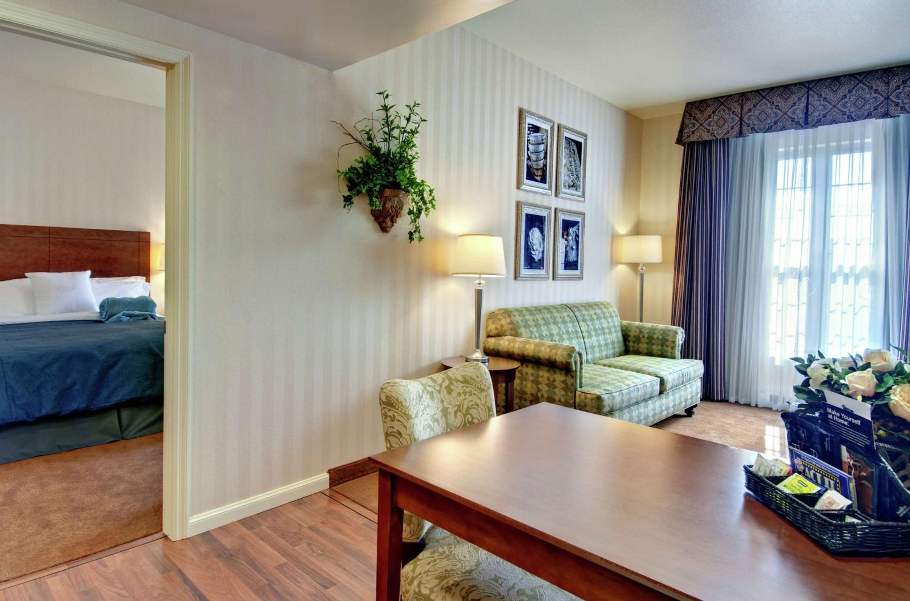 Two Bedroom Suite with One King and Two Queen Beds - Non-Smoking - Photo 1