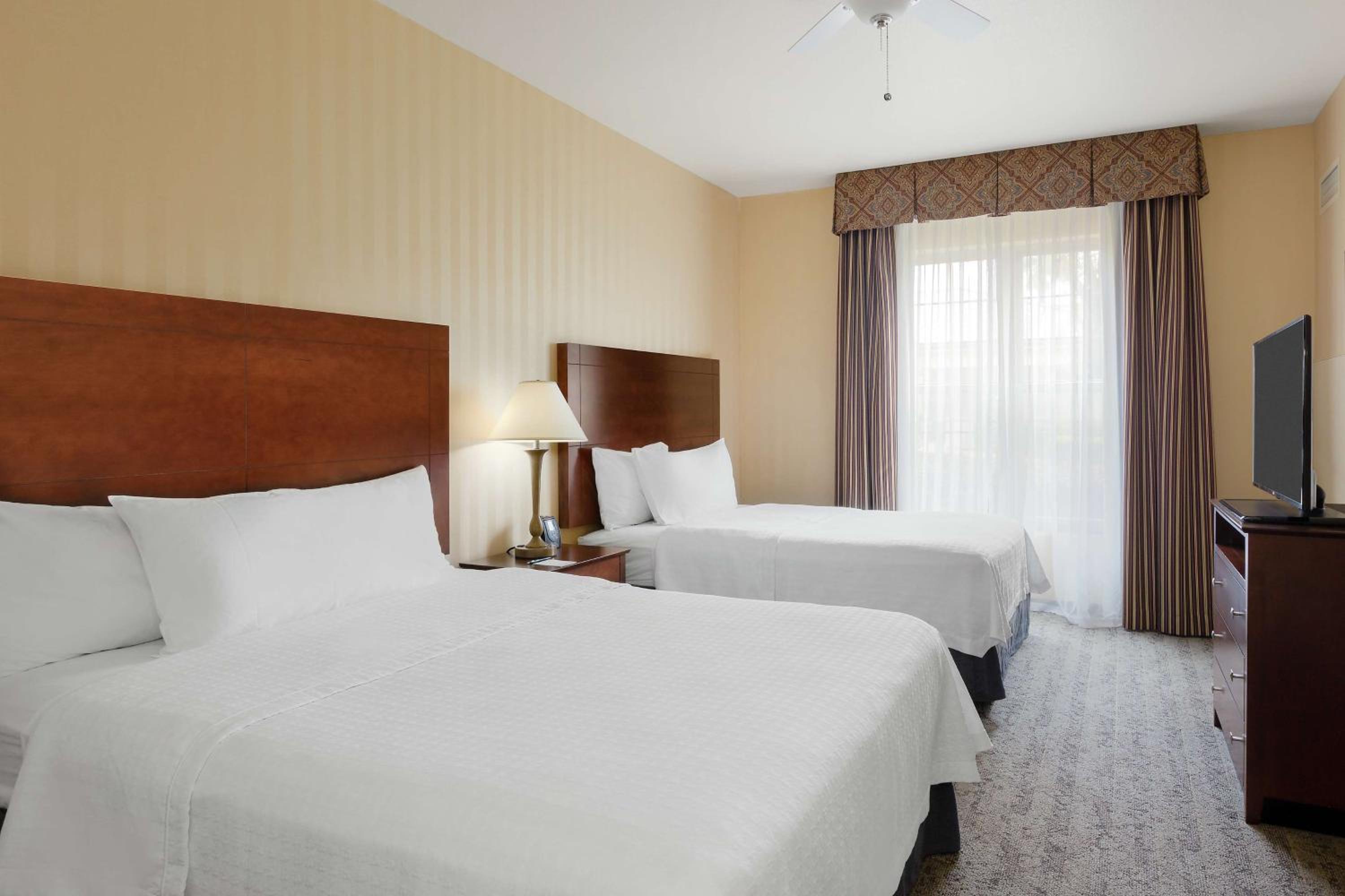 Two Bedroom Suite with One King and Two Queen Beds - Non-Smoking - Photo 3