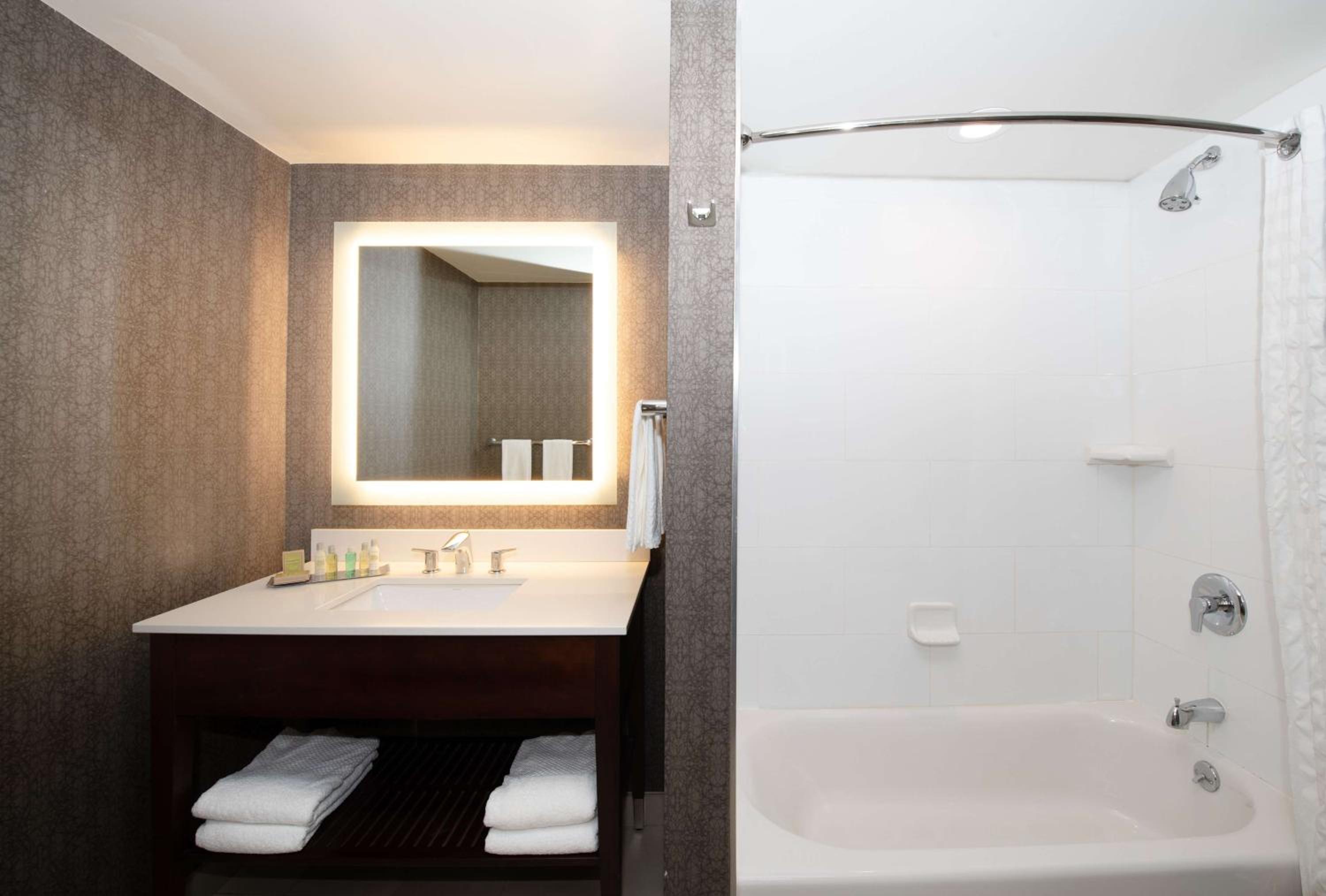 King Room - Non-Smoking - Photo 4