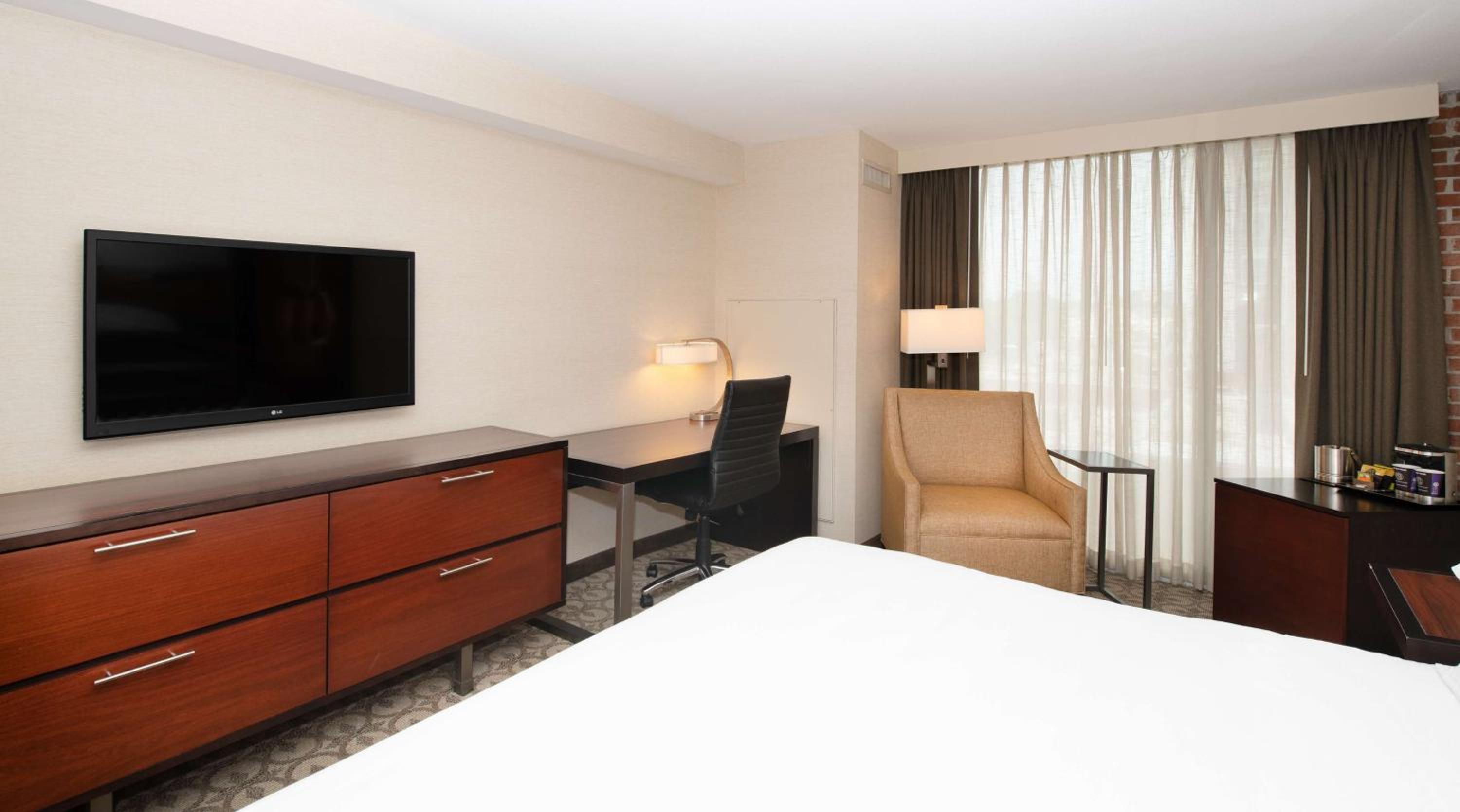 King Room - Non-Smoking - Photo 5
