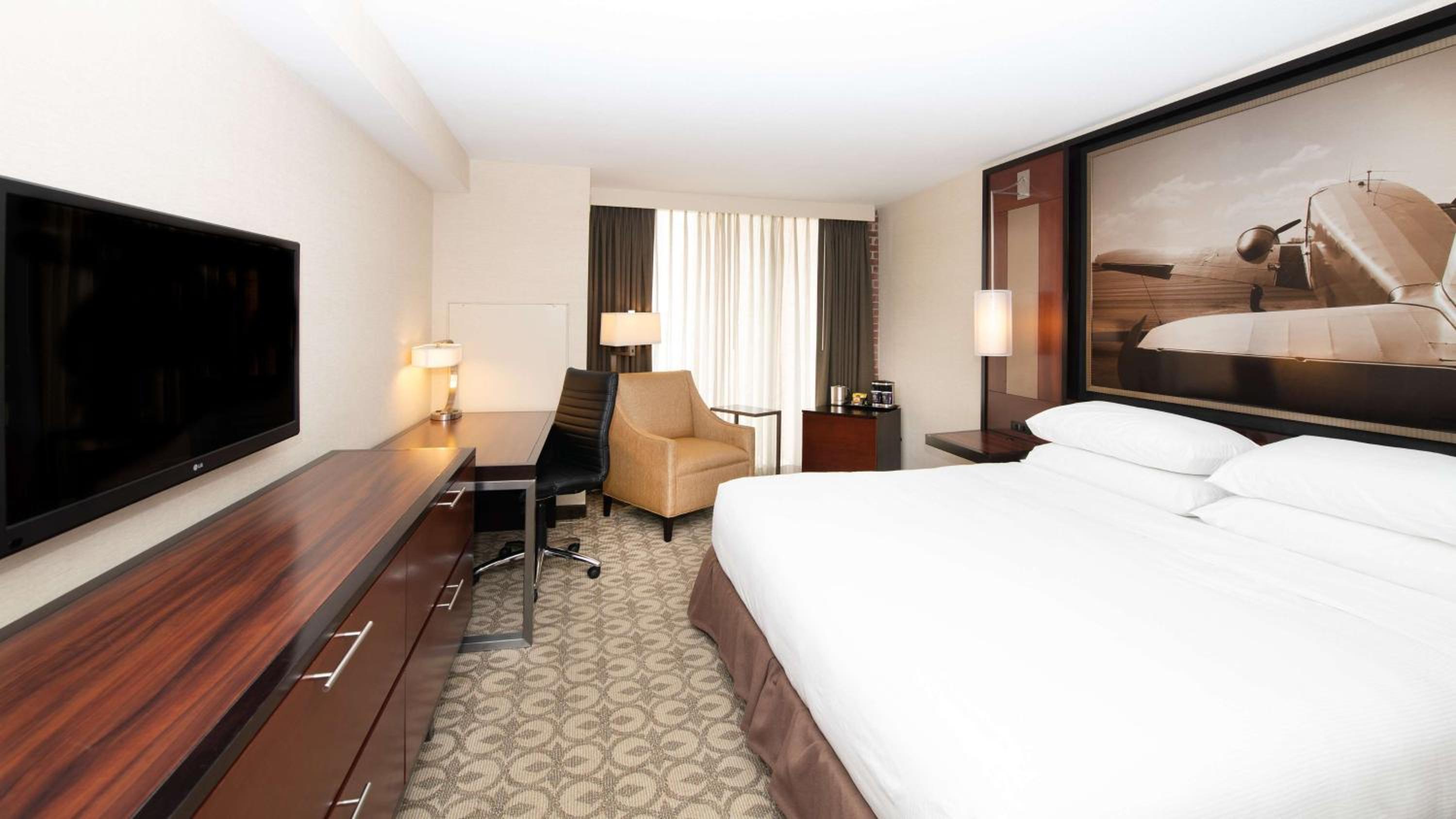 King Room - Non-Smoking - Photo 6