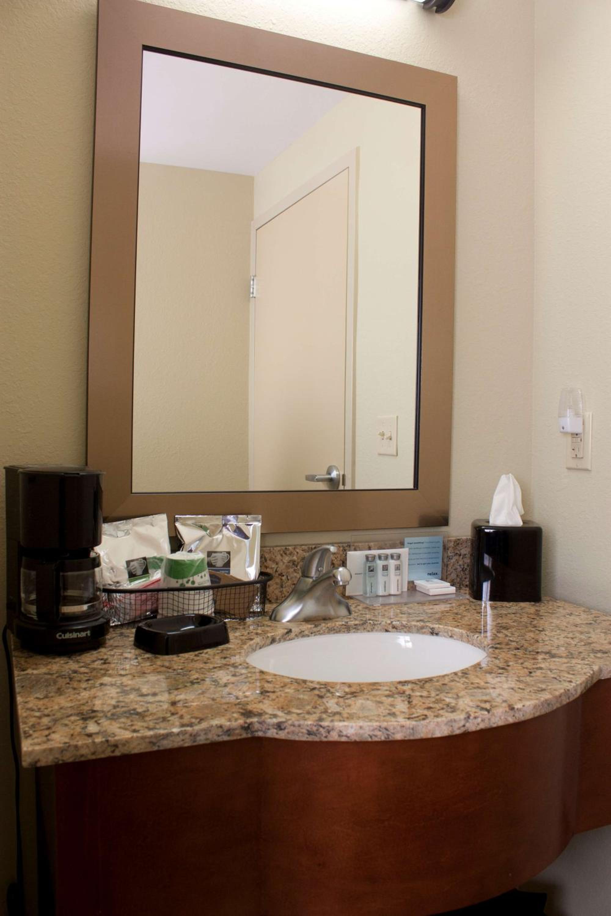 Queen Room - Non-Smoking - Photo 2
