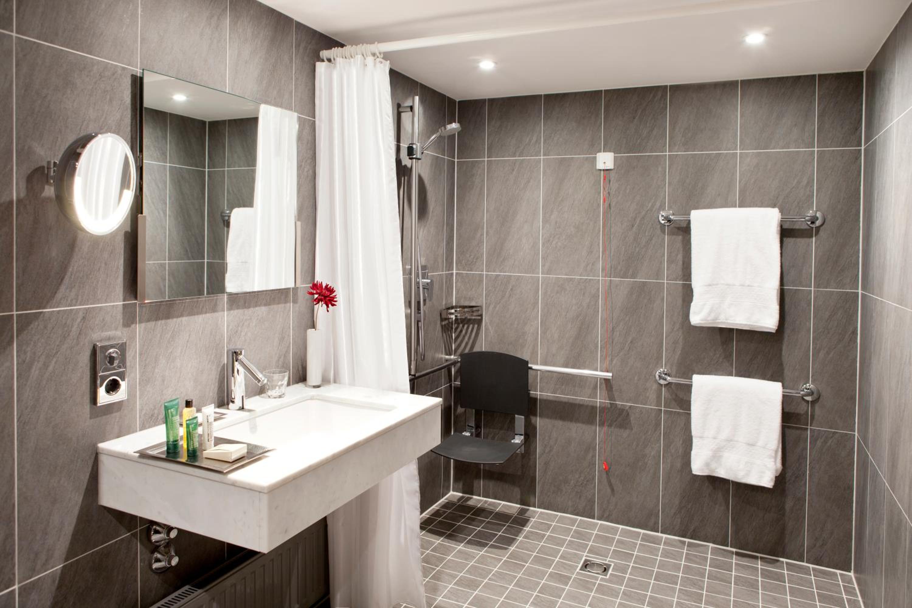 King Room - Mobility Accessible - Photo 5