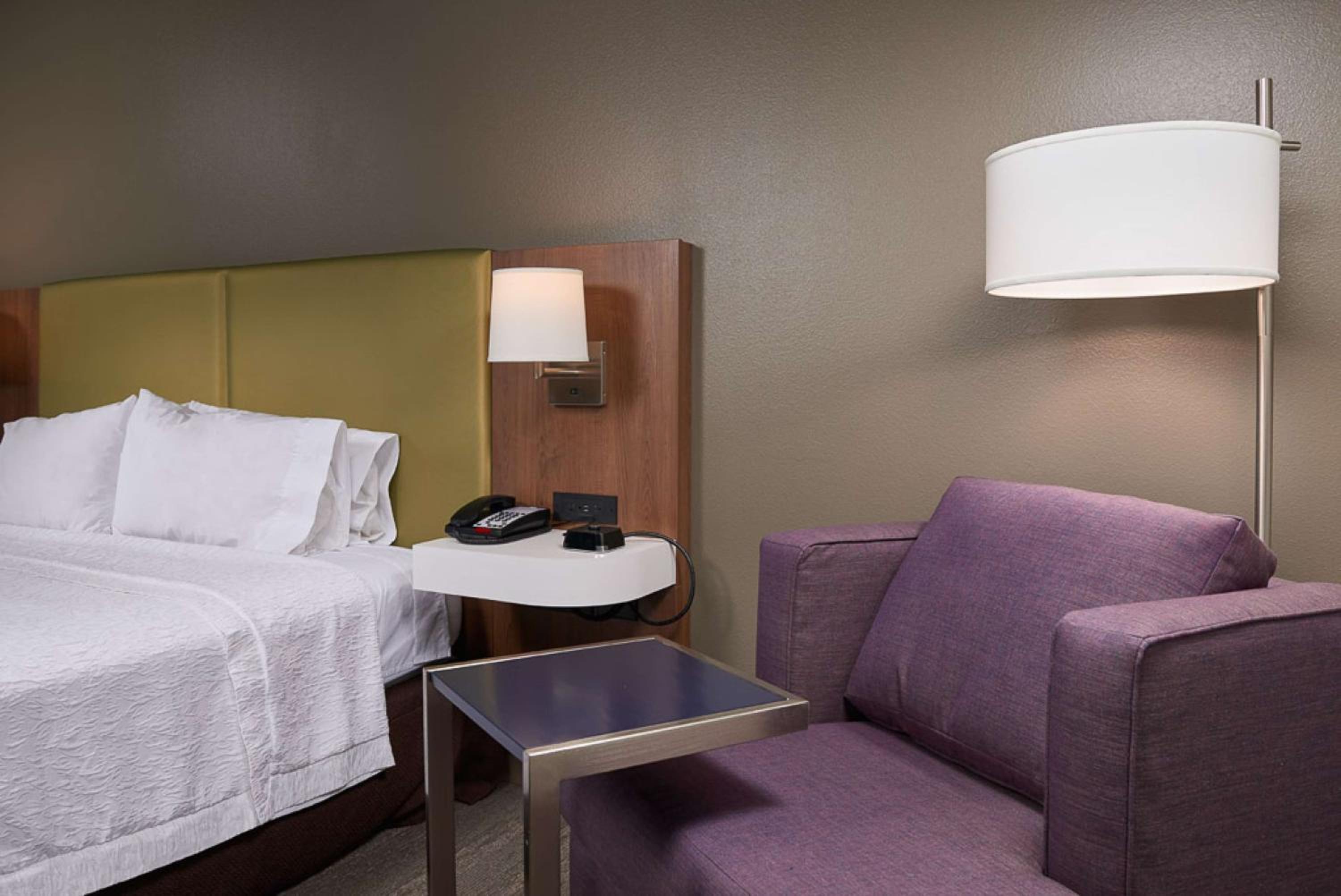 King Room with King Bed - Non-Smoking - Photo 6