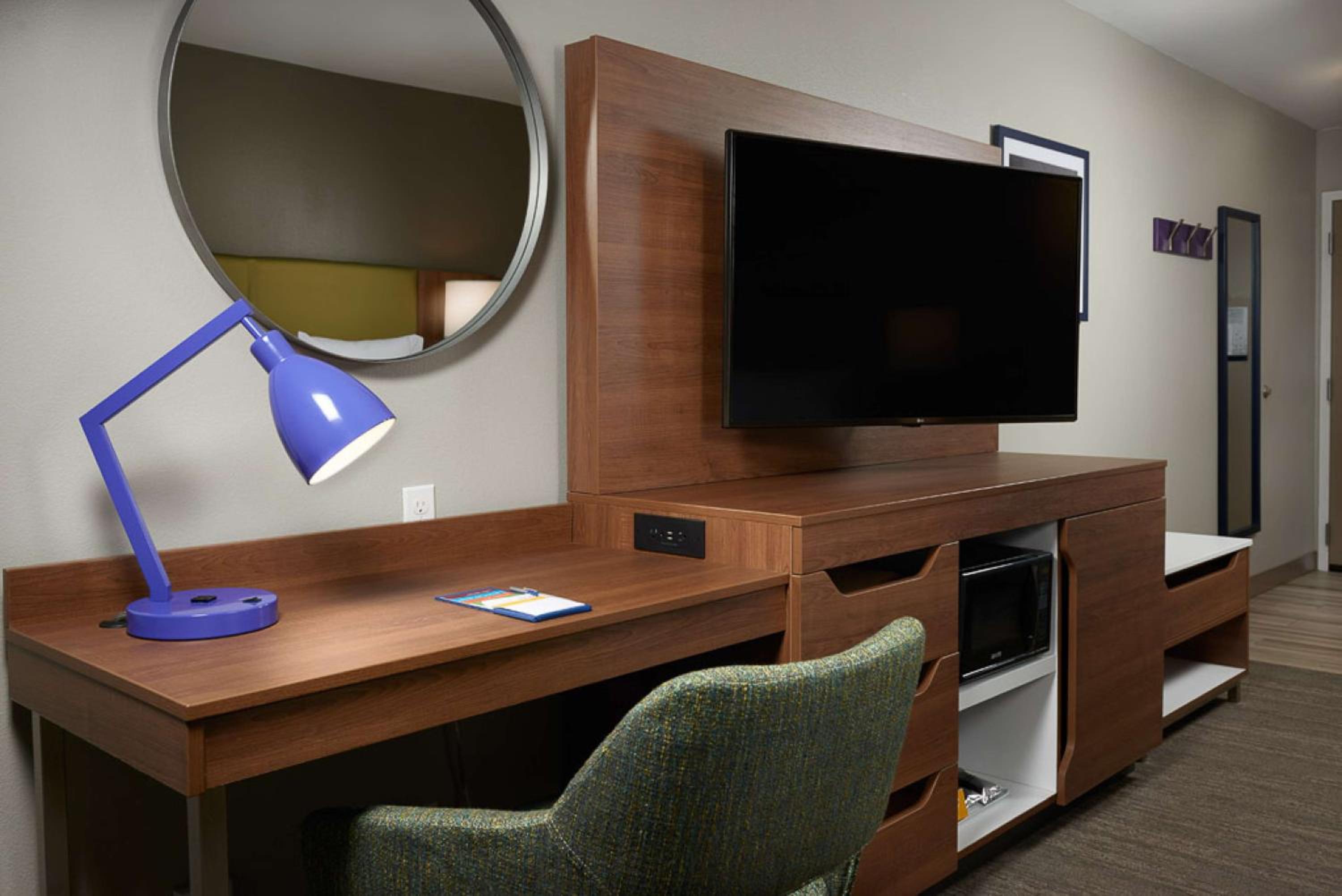 King Room with King Bed - Non-Smoking - Photo 7