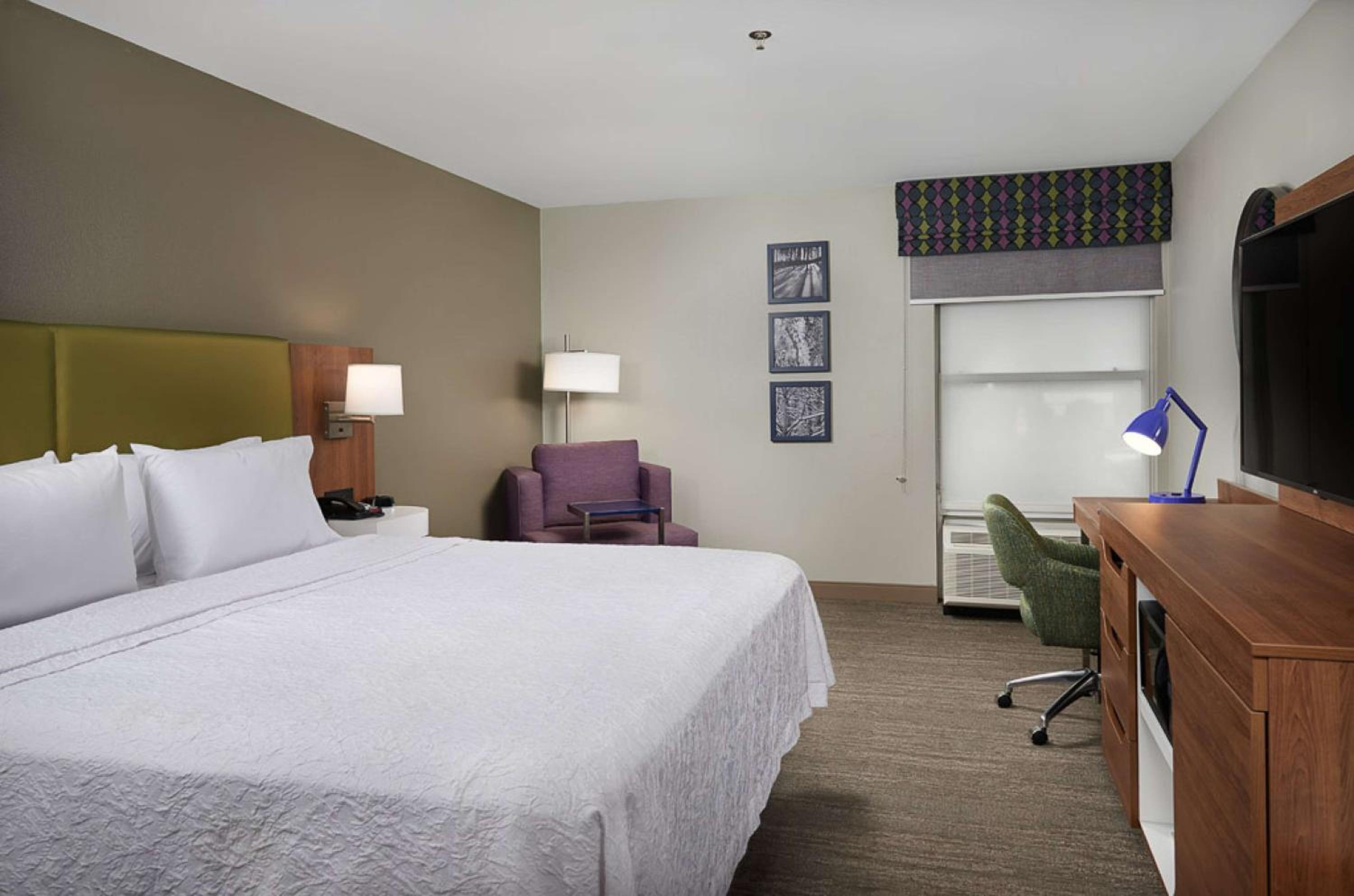 King Room with King Bed - Non-Smoking - Photo 8
