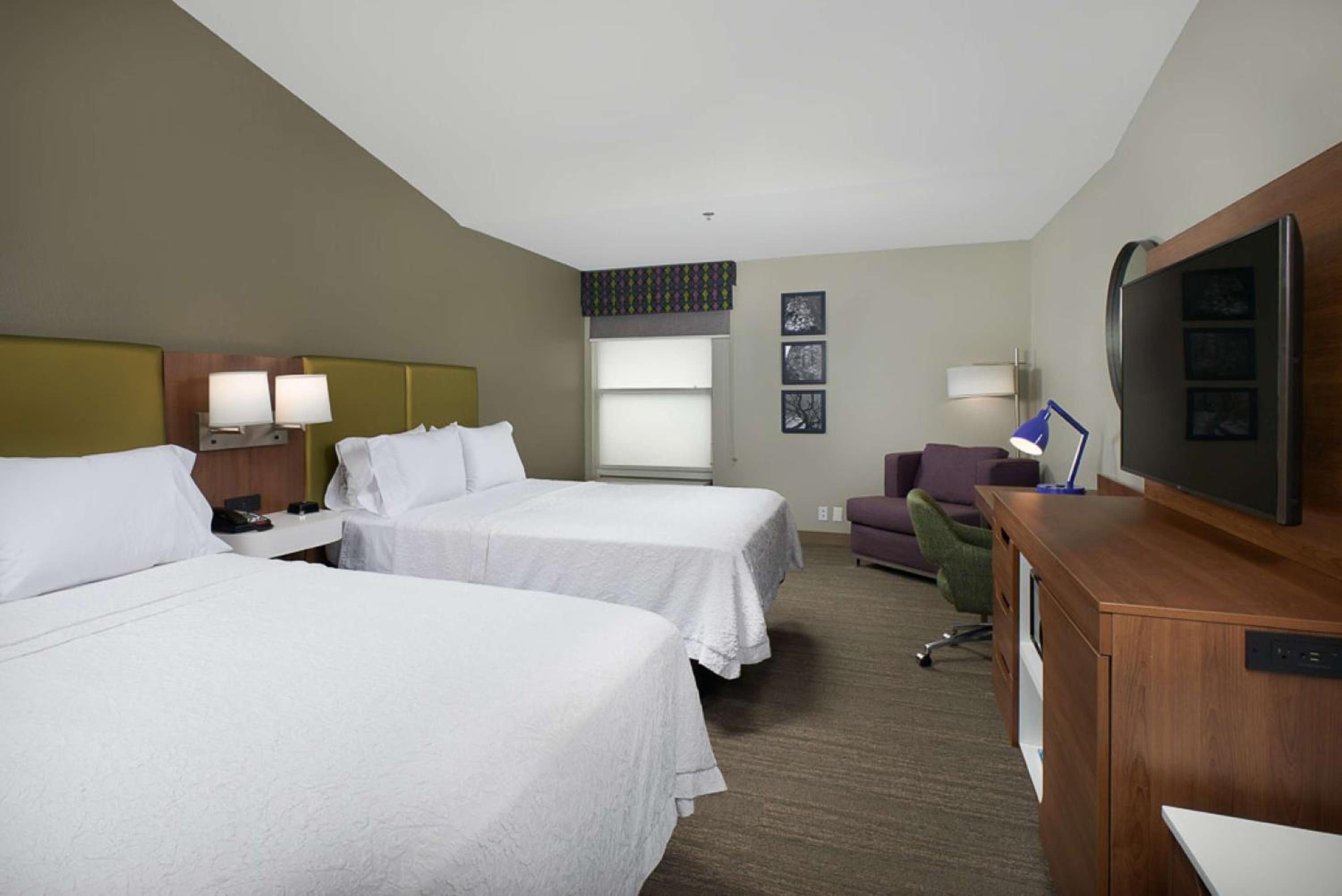 Room with Two Queen Beds - Non-Smoking - Photo 4