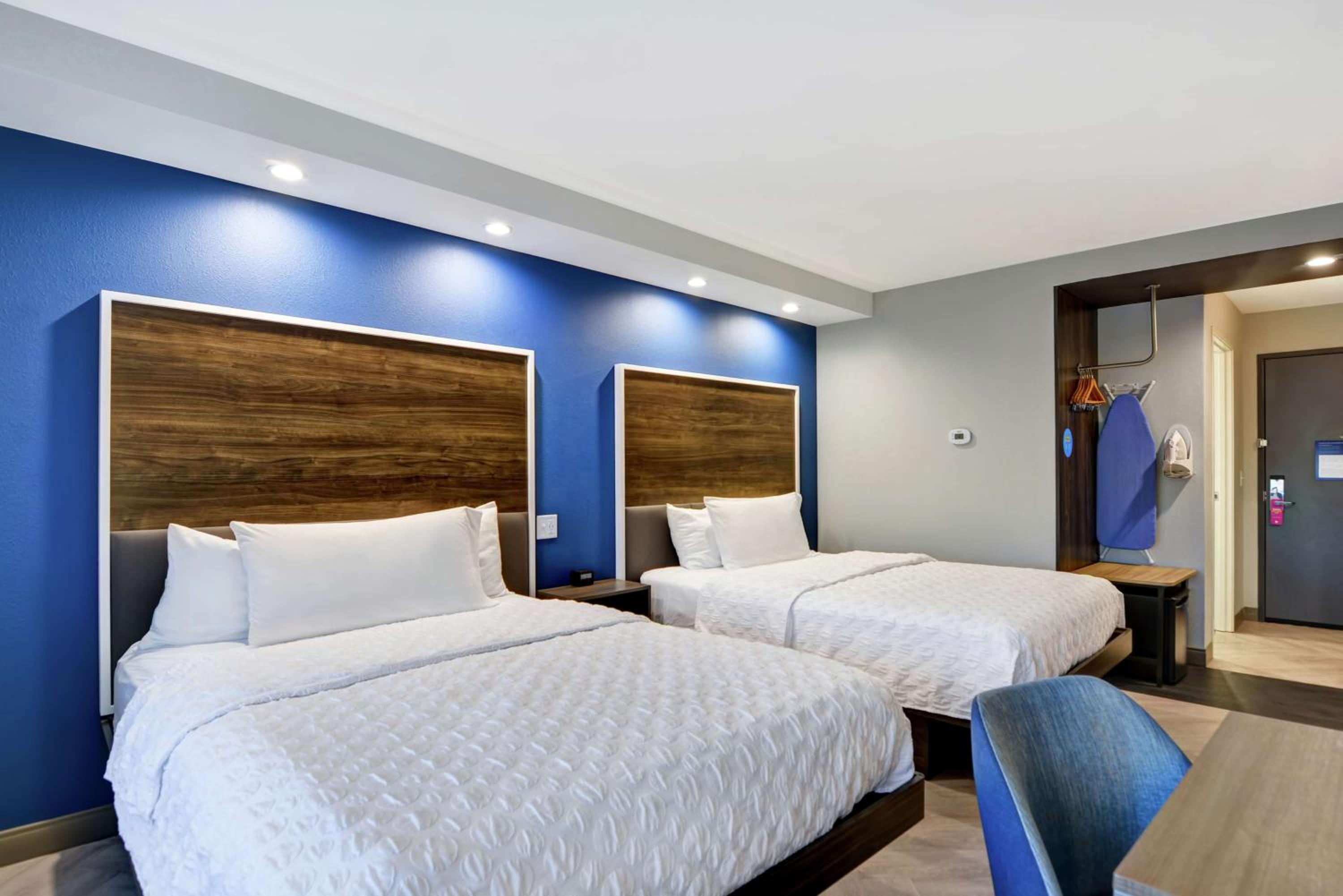 Queen Room with Two Queen Beds photo 1