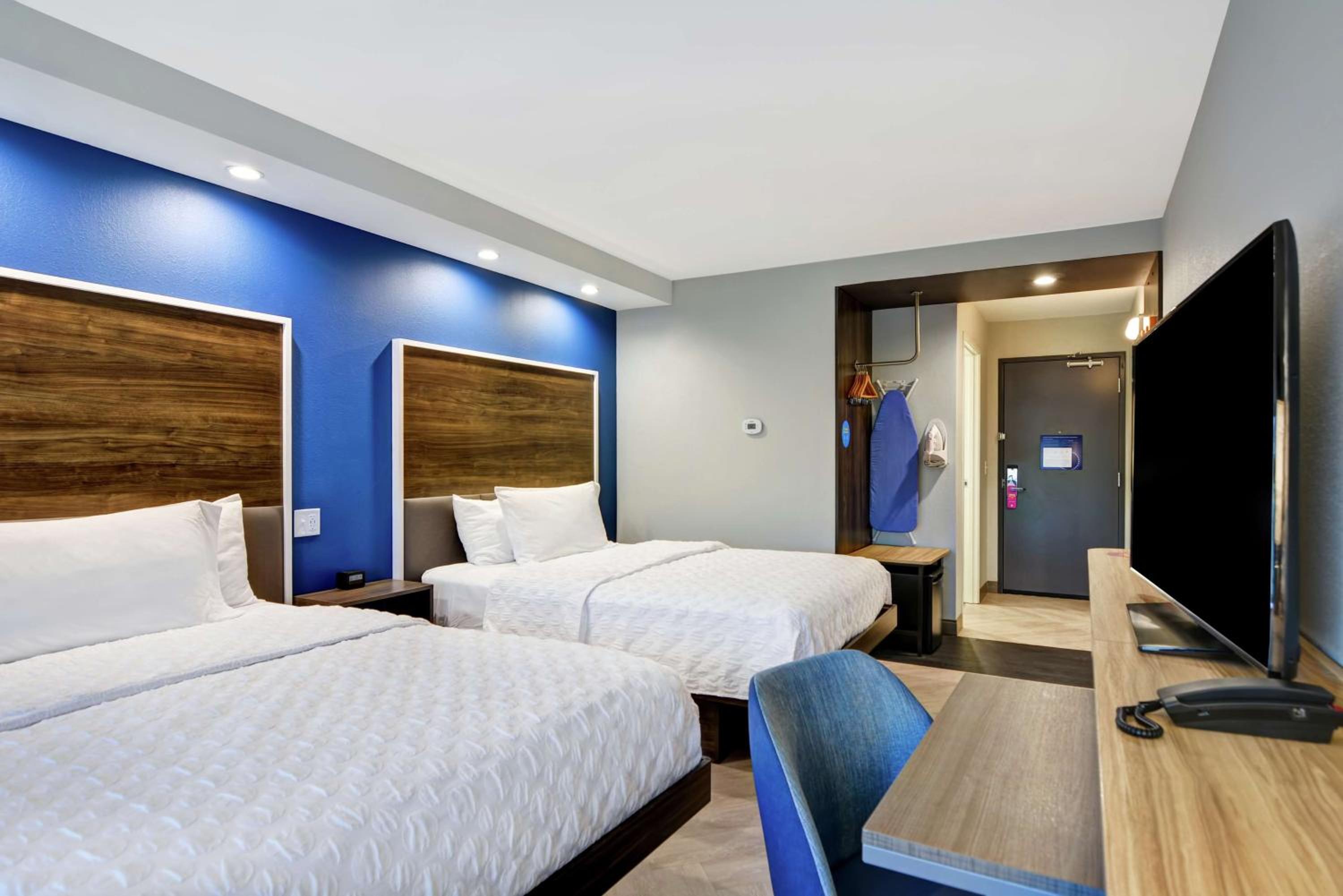 Queen Room with Two Queen Beds photo 3
