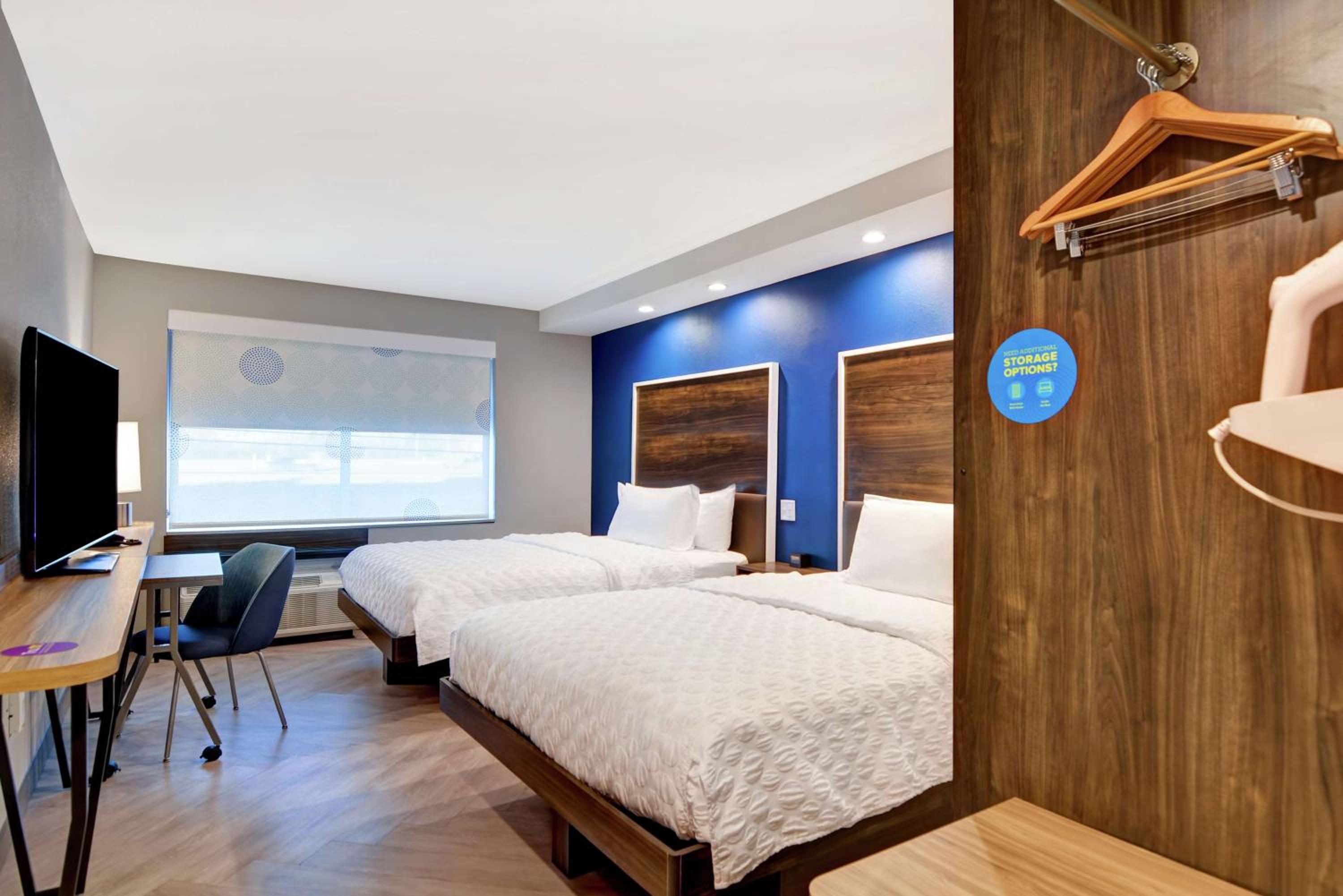 Queen Room with Two Queen Beds photo 2