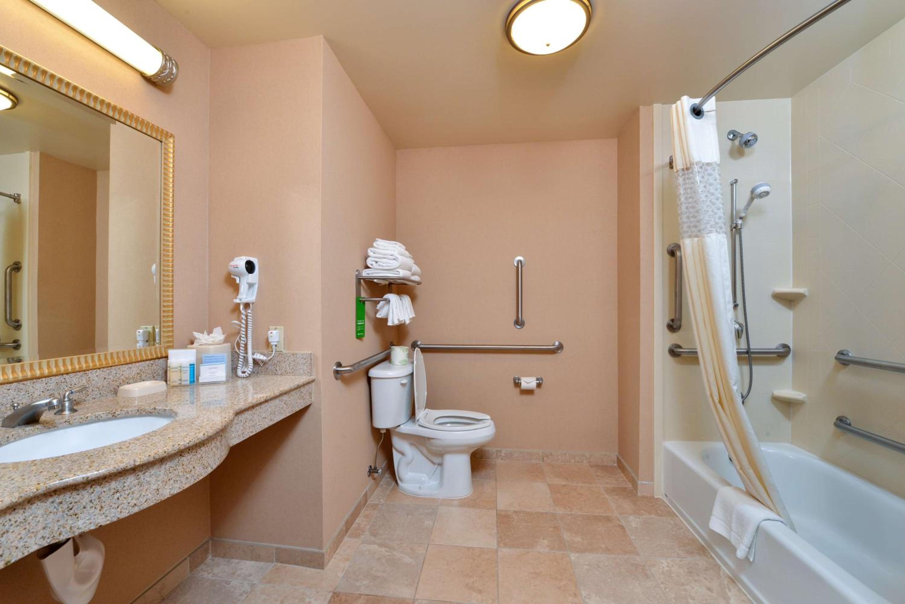 King Room with Accessible Tub - Mobility and Hearing Access/Non-Smoking - Photo 2
