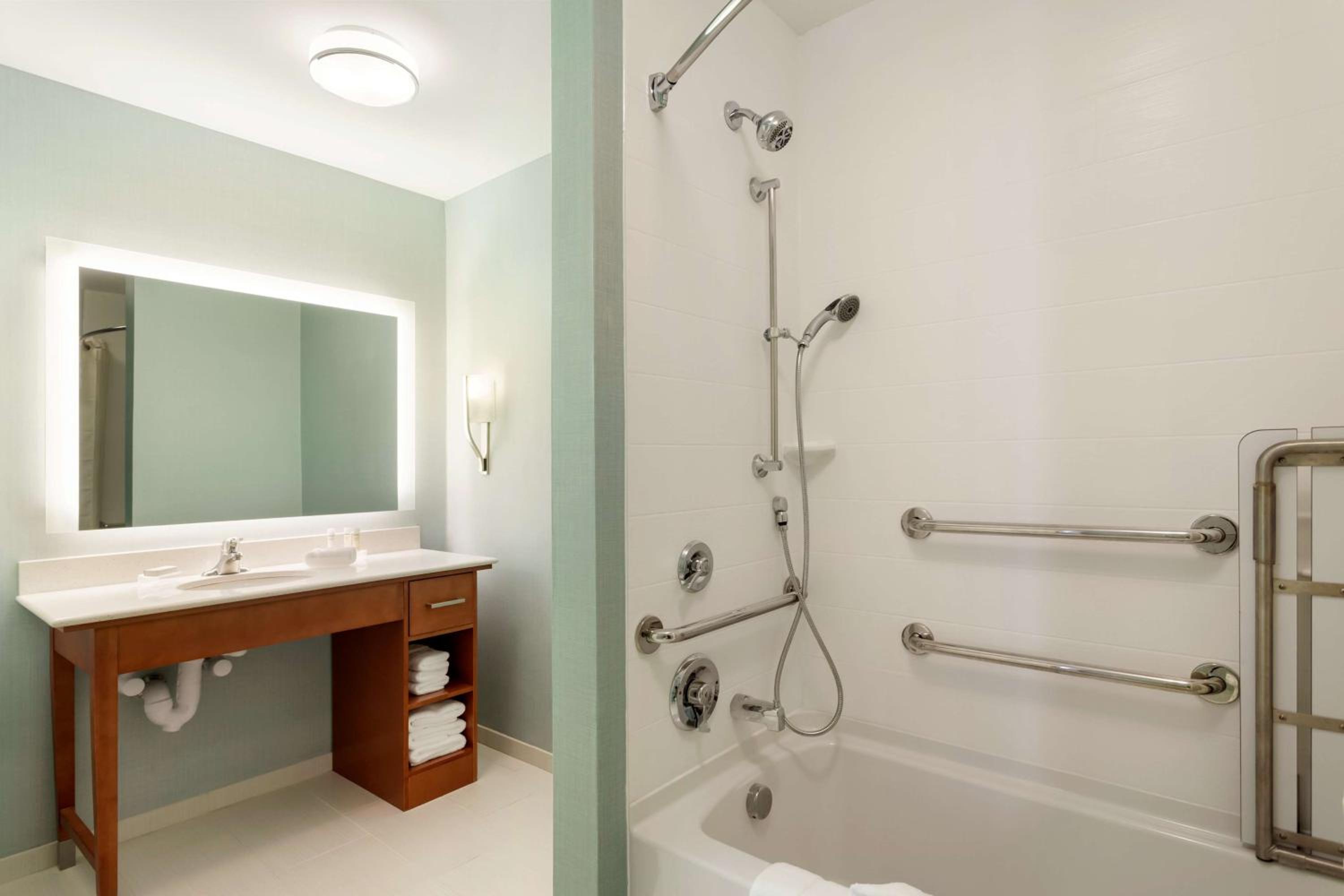 King Suite - Mobility Access/Non-Smoking