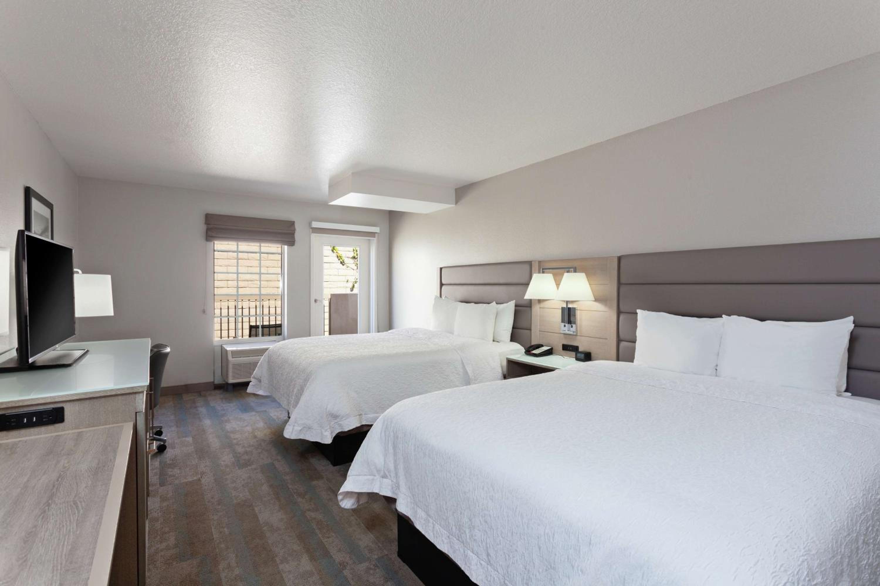 Room with Two Queen Beds - Non-Smoking - Photo 2