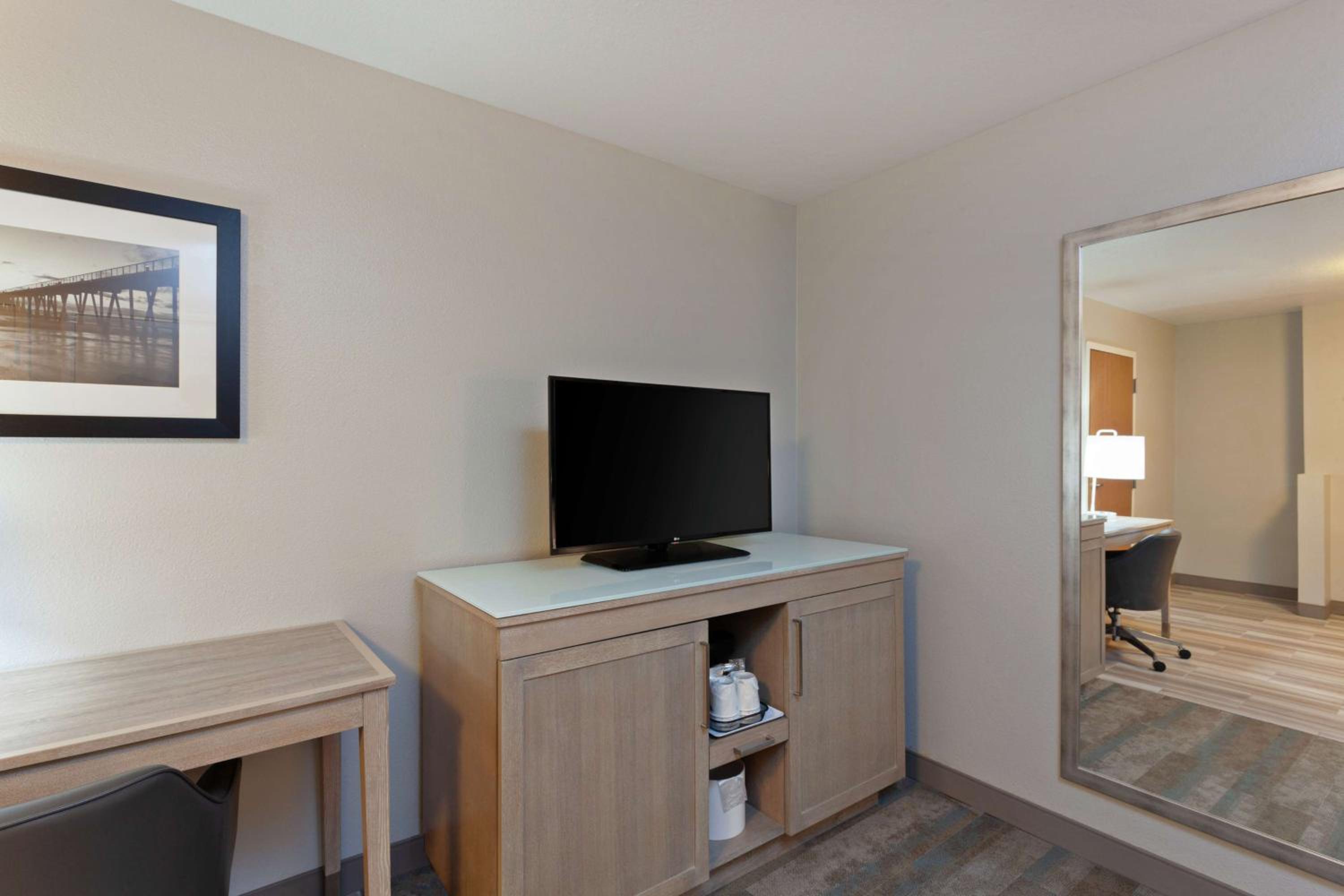 Queen Room with Two Queen Beds - Mobility Access/Non-Smoking - Photo 3