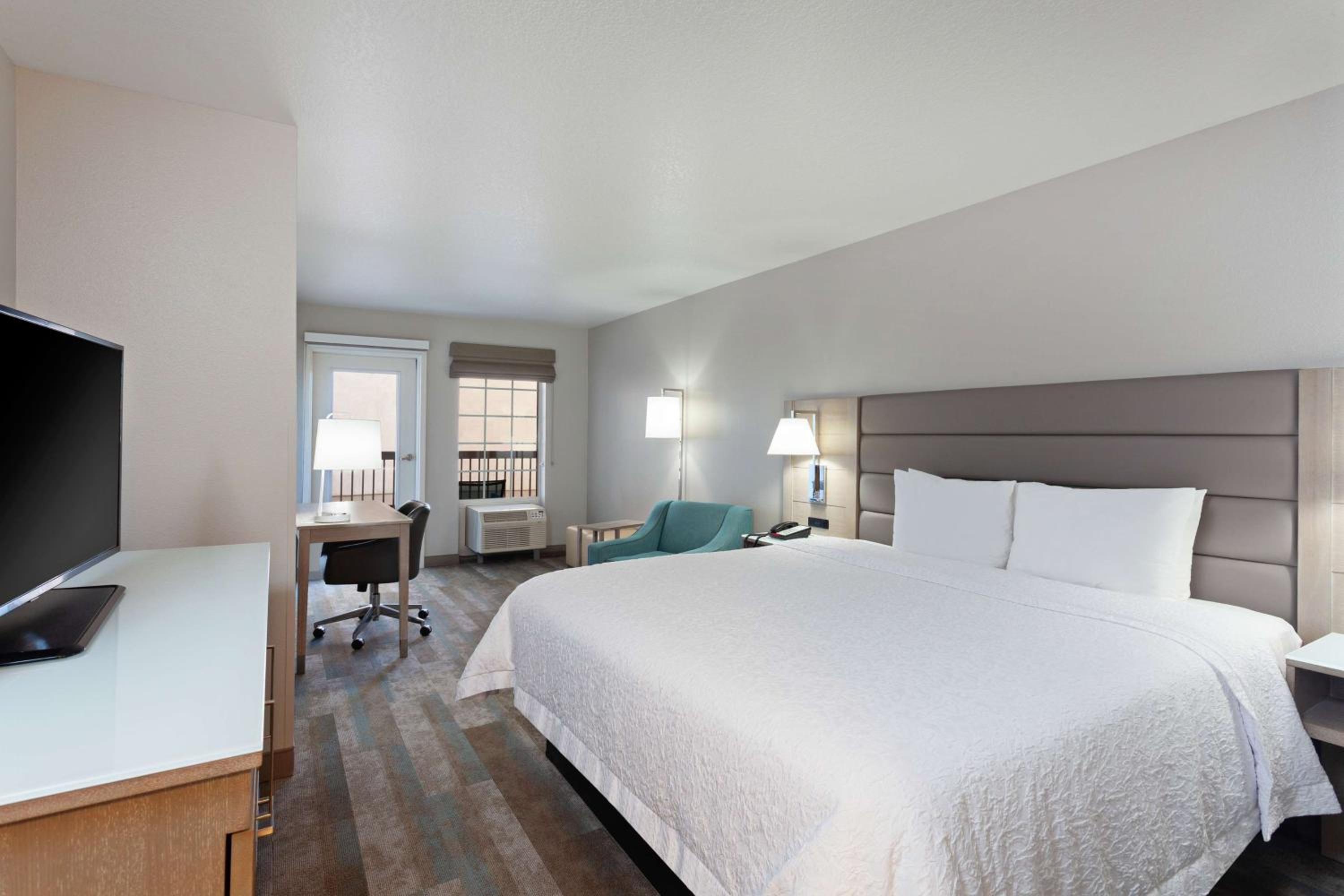 King Room with King Bed - Non-Smoking - Photo 2