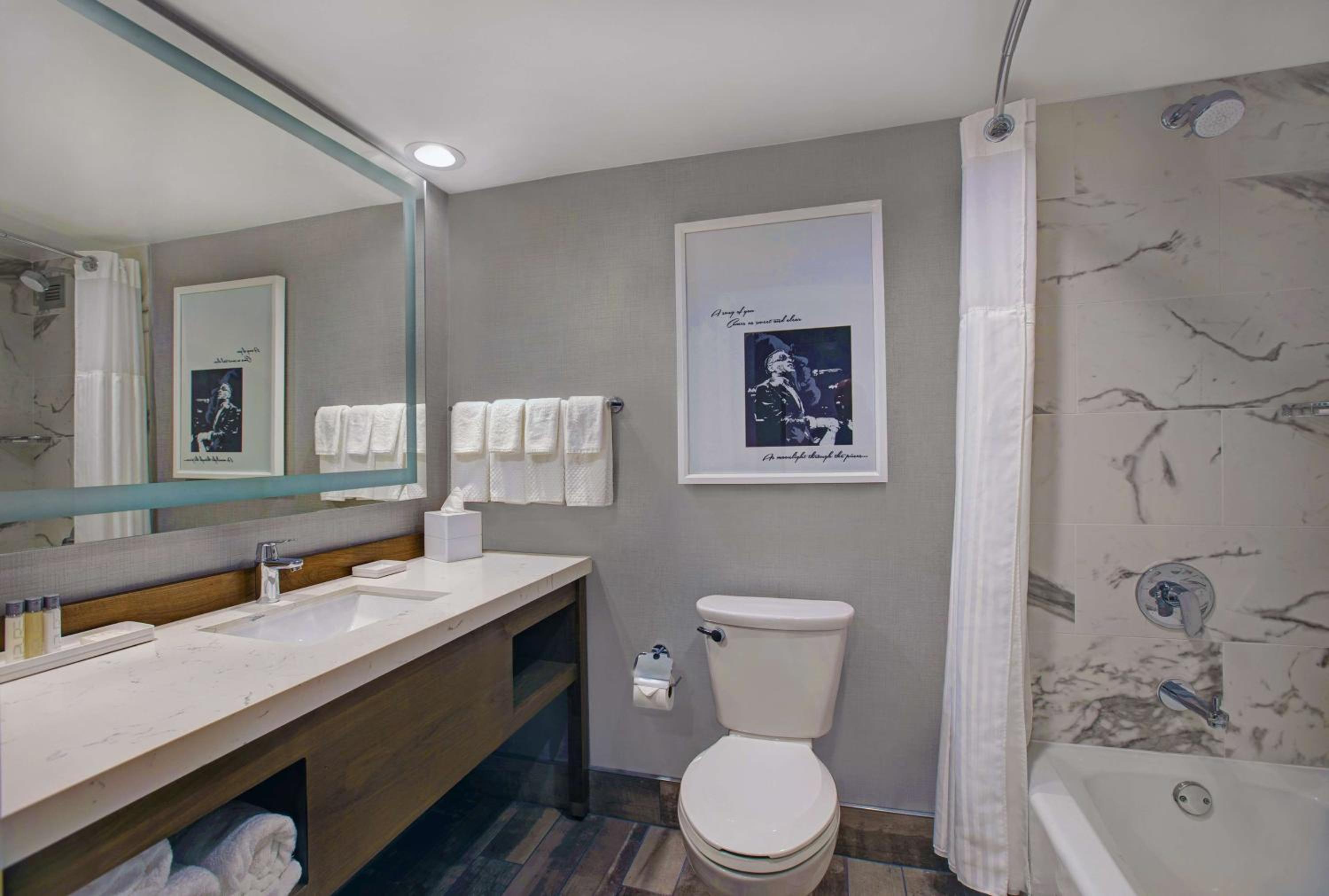 Queen Room with Two Queen Beds with Pool View photo 2