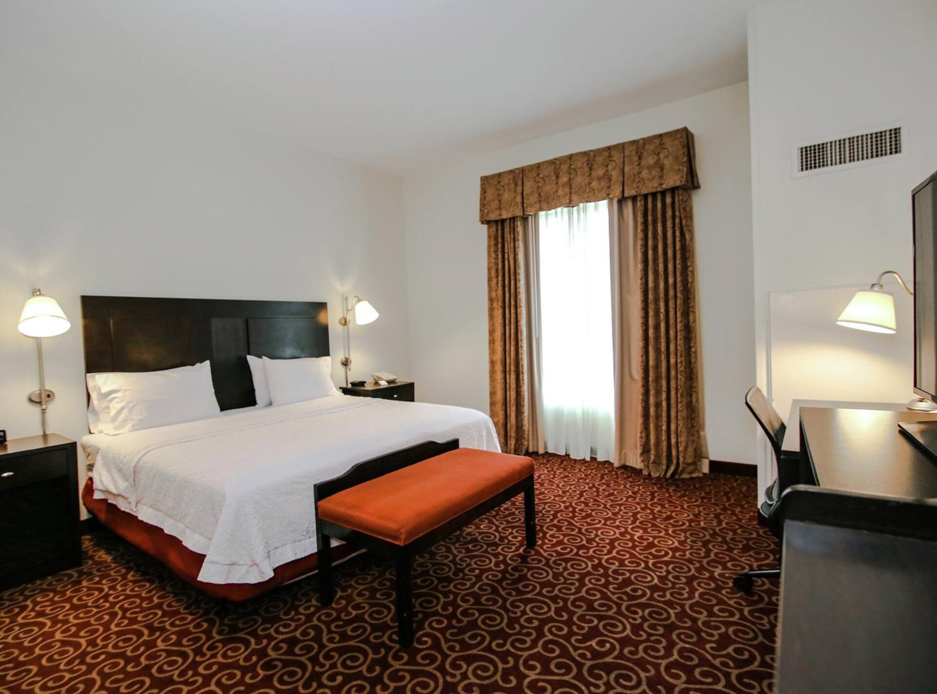 King Room with King Bed - Non-Smoking - Photo 3