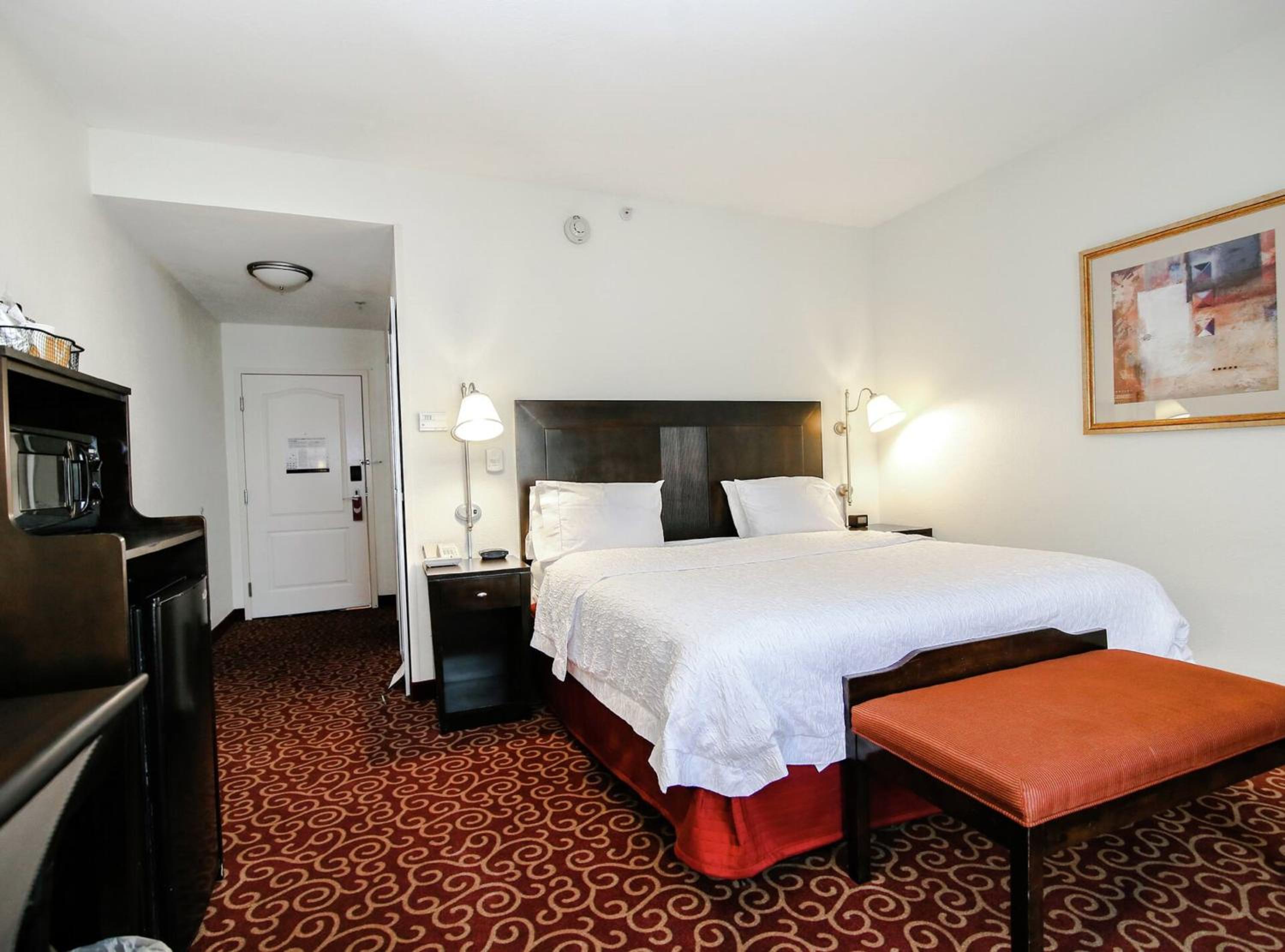 King Room with King Bed - Non-Smoking - Photo 4