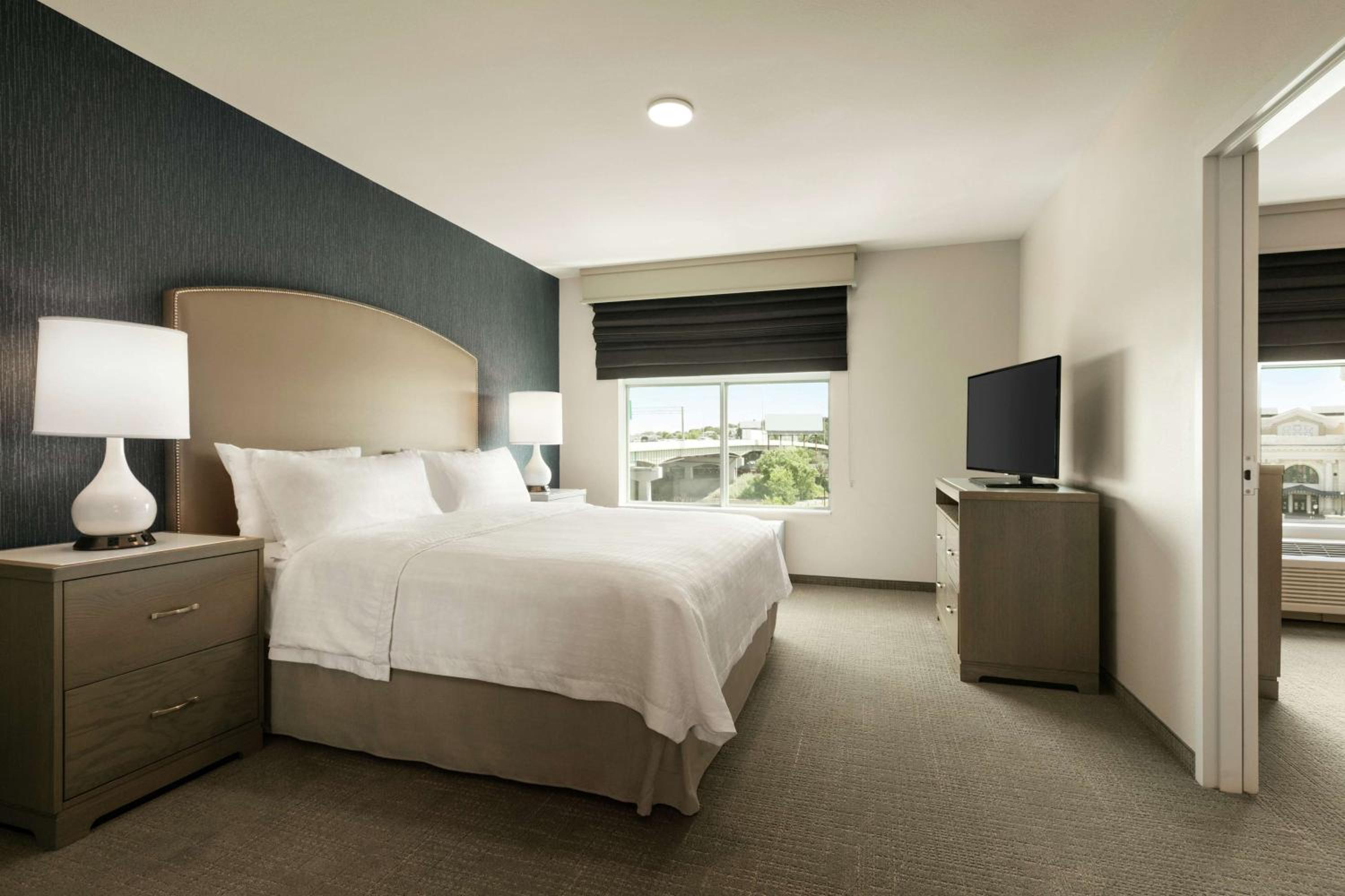 King Suite with City View - Non-Smoking