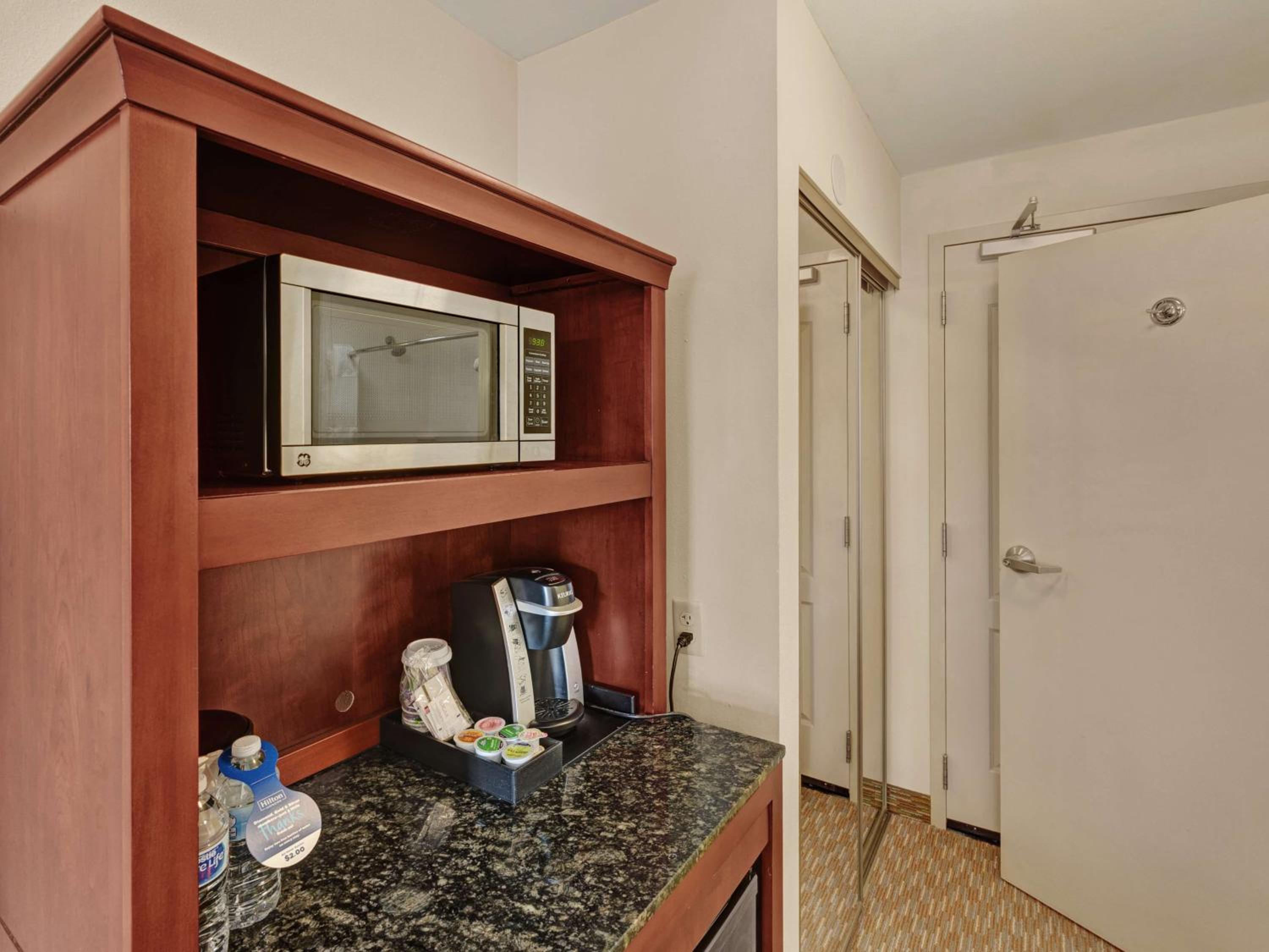 Queen Room with Two Queen Beds - Photo 2