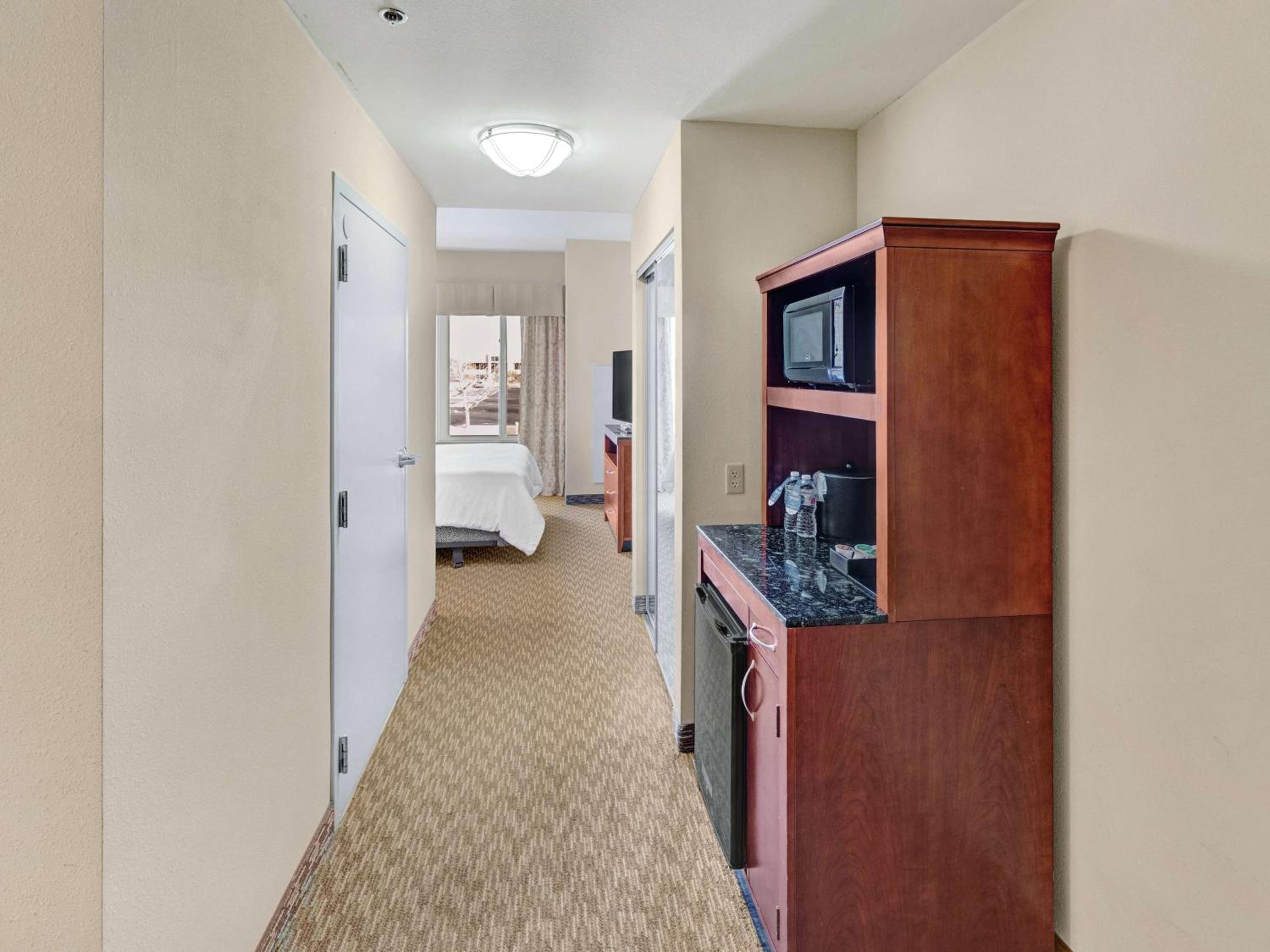 Junior King Suite with Seating Area - Photo 4