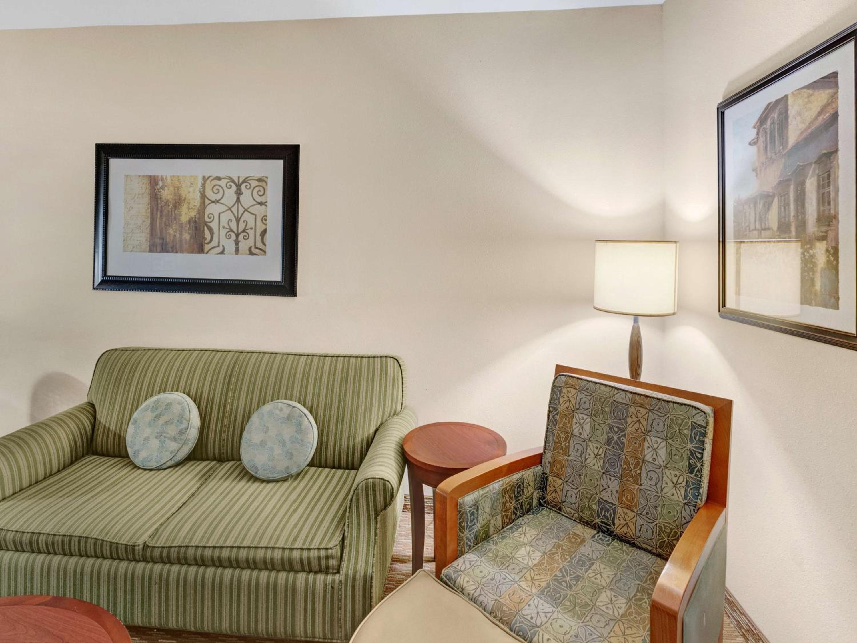 Junior King Suite with Seating Area - Photo 3