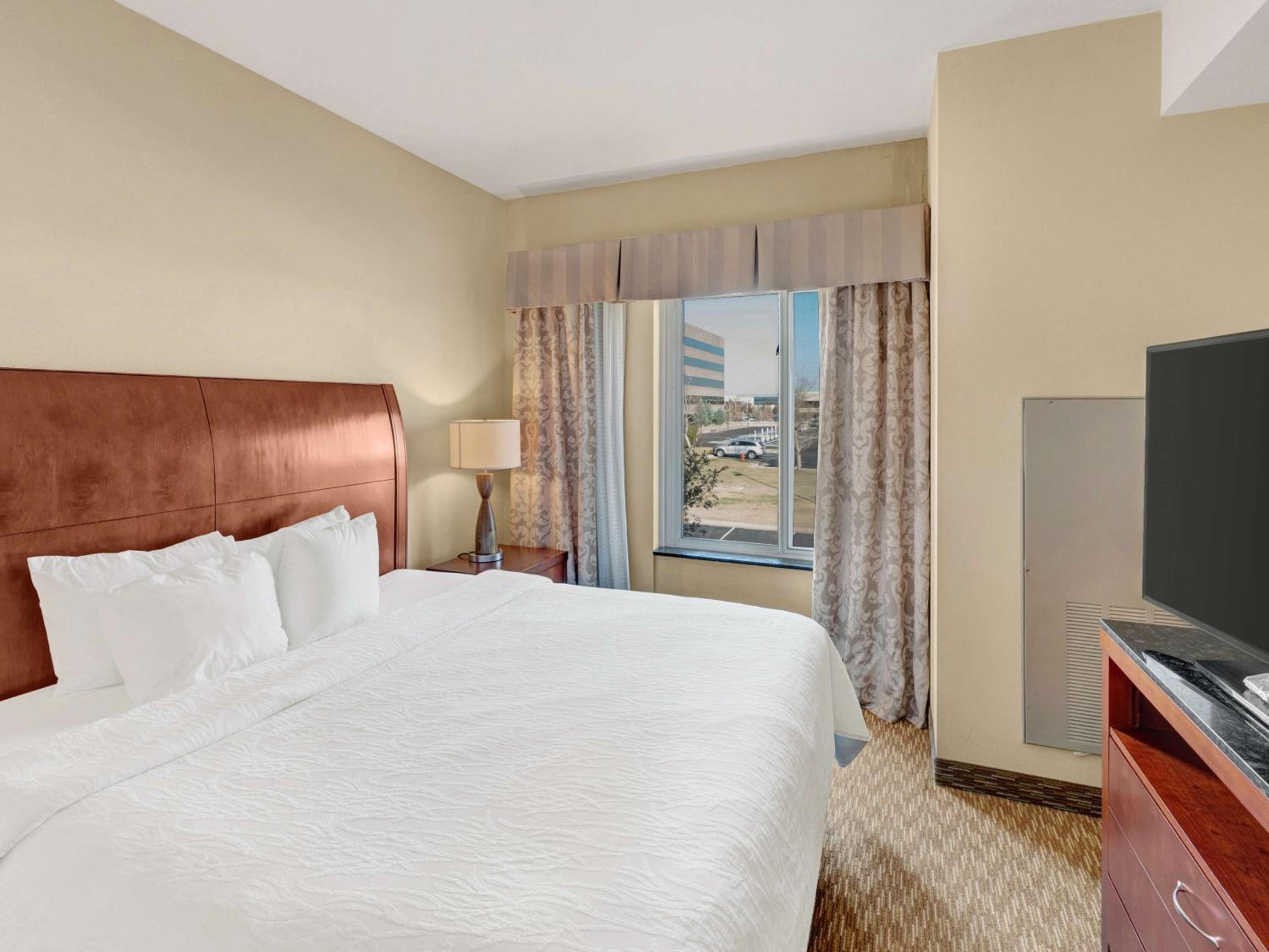 Junior King Suite with Seating Area - Photo 2