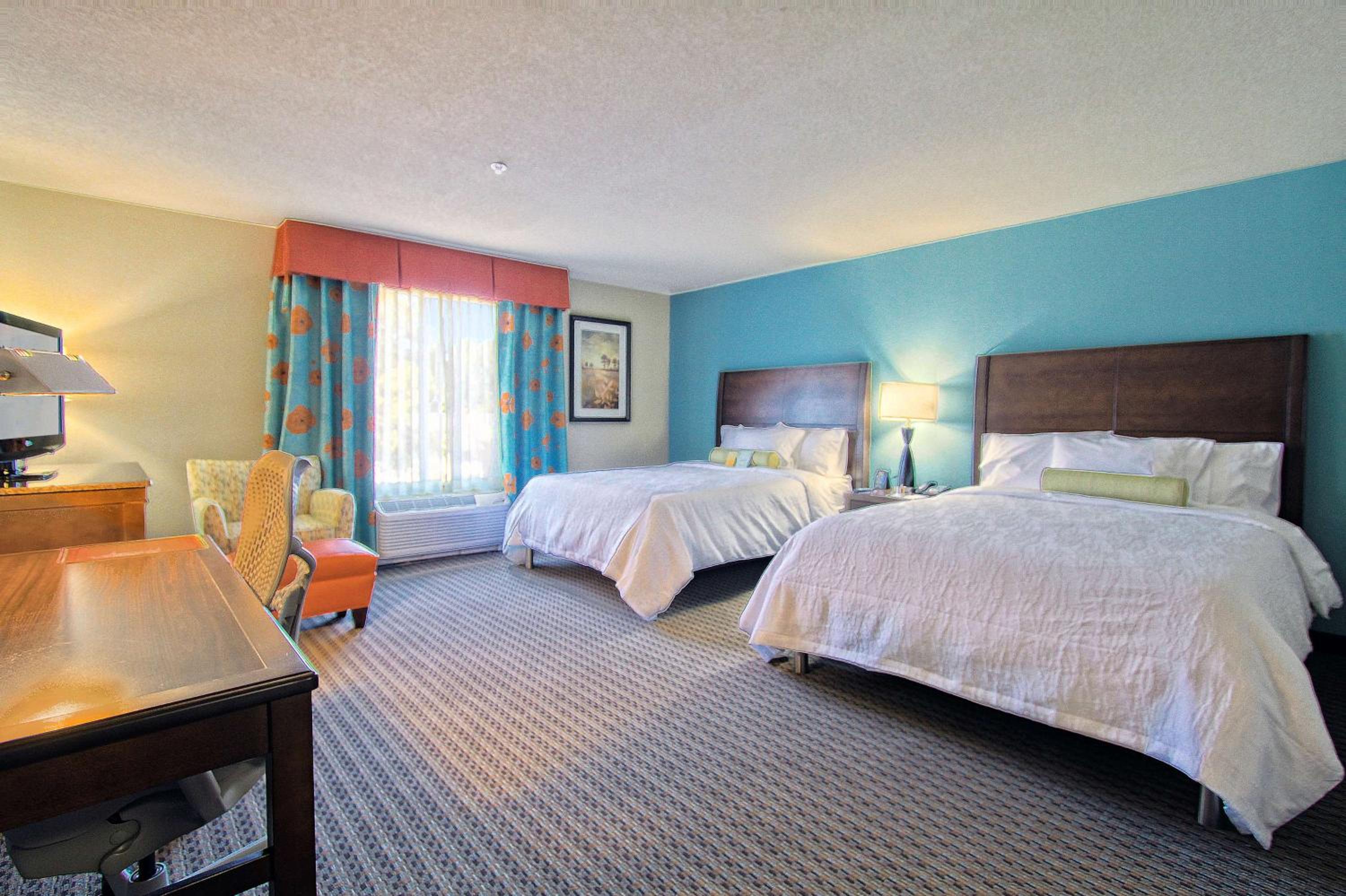 Queen Room with Two Queen Beds - Photo 4