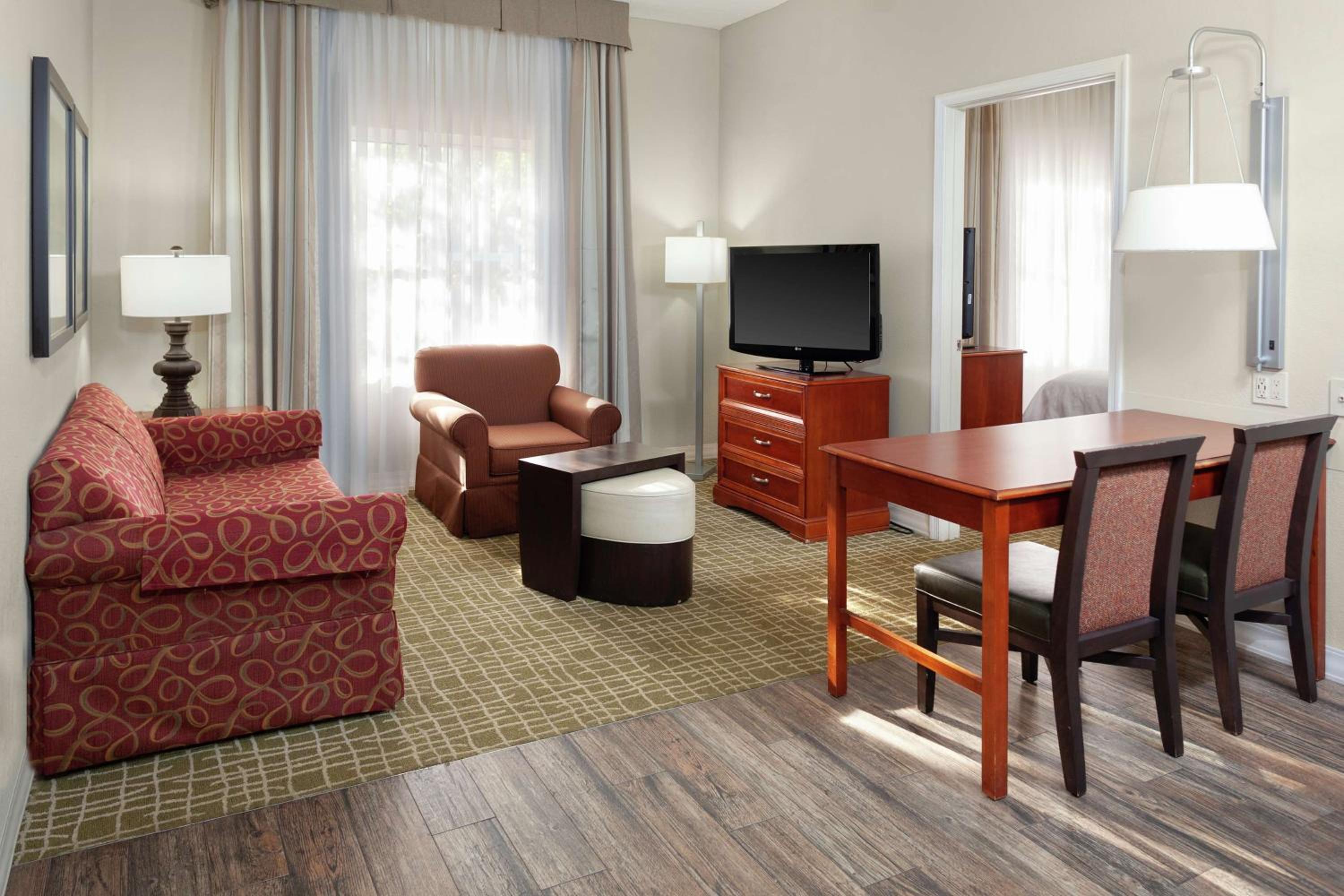Queen Suite with Tub - Mobility Access/Non-Smoking - Photo 2