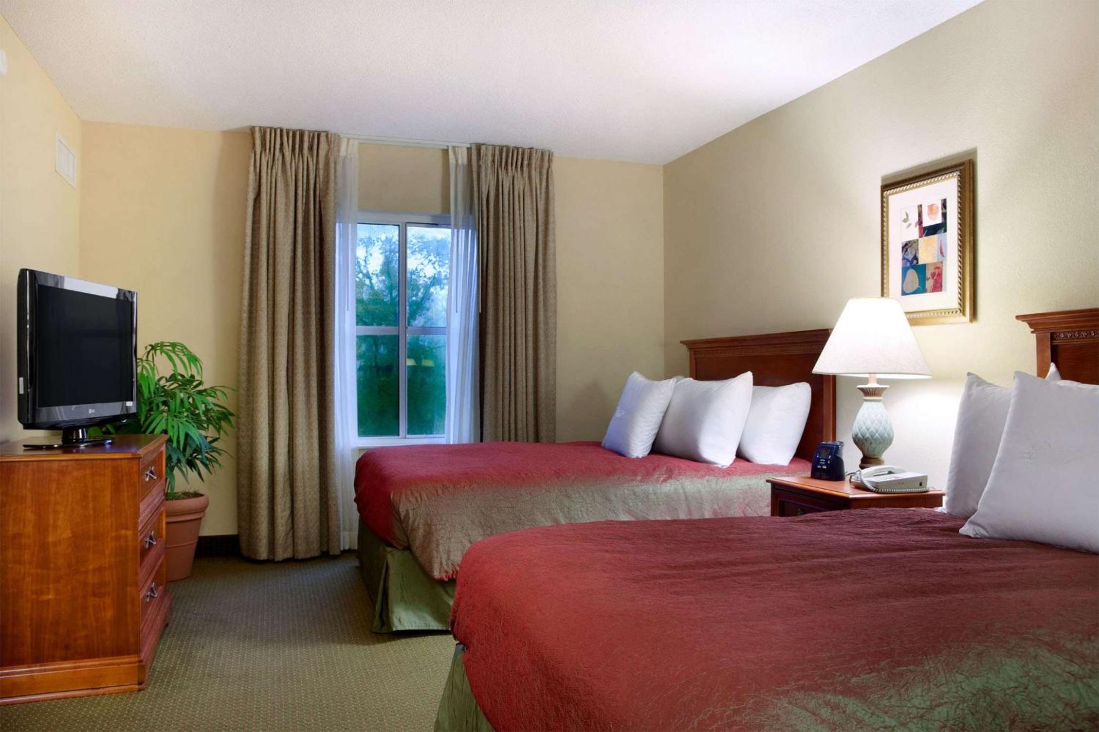 Queen Suite with Tub - Mobility Access/Non-Smoking - Photo 3