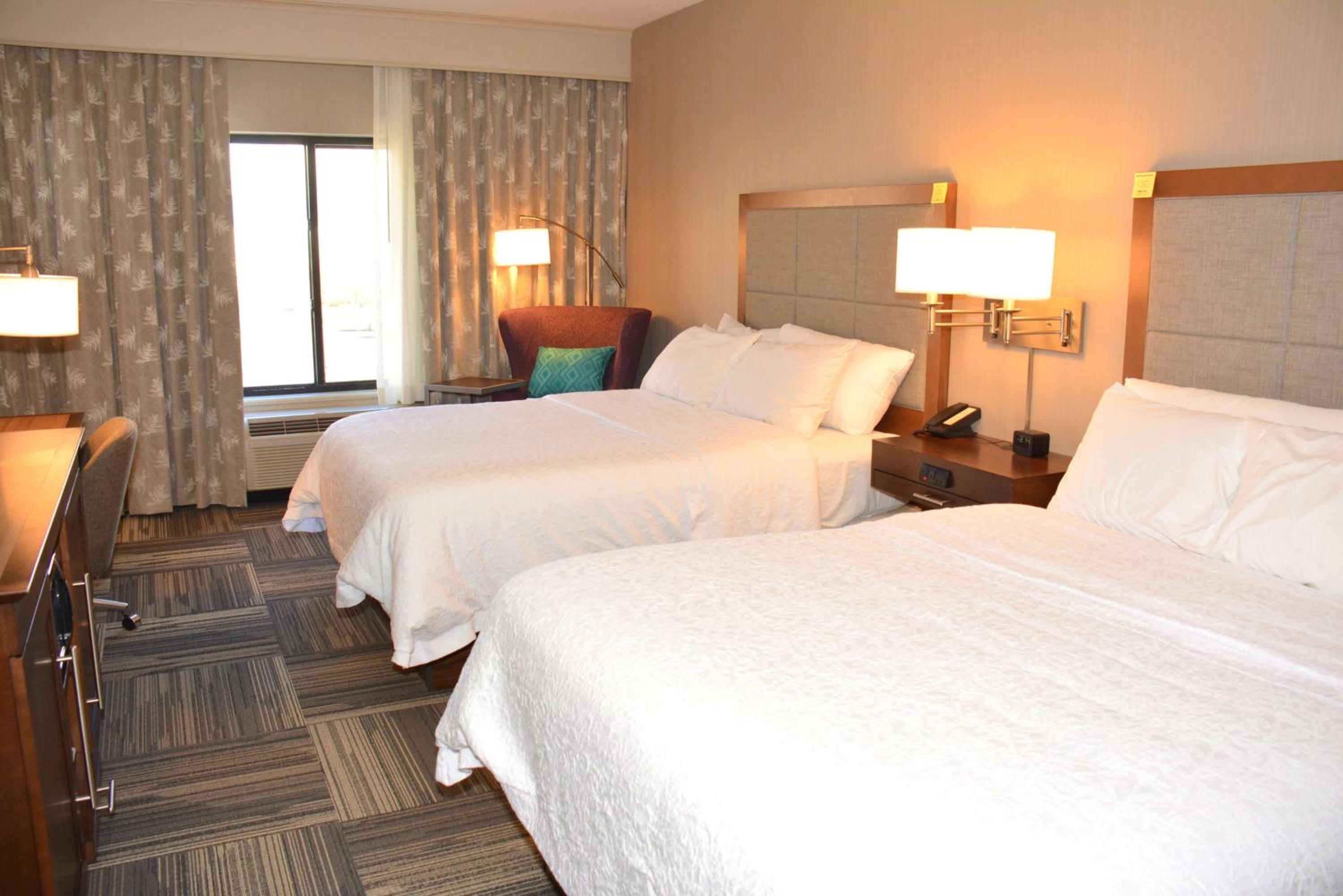Room with Two Queen Beds - Non-Smoking - Photo 3