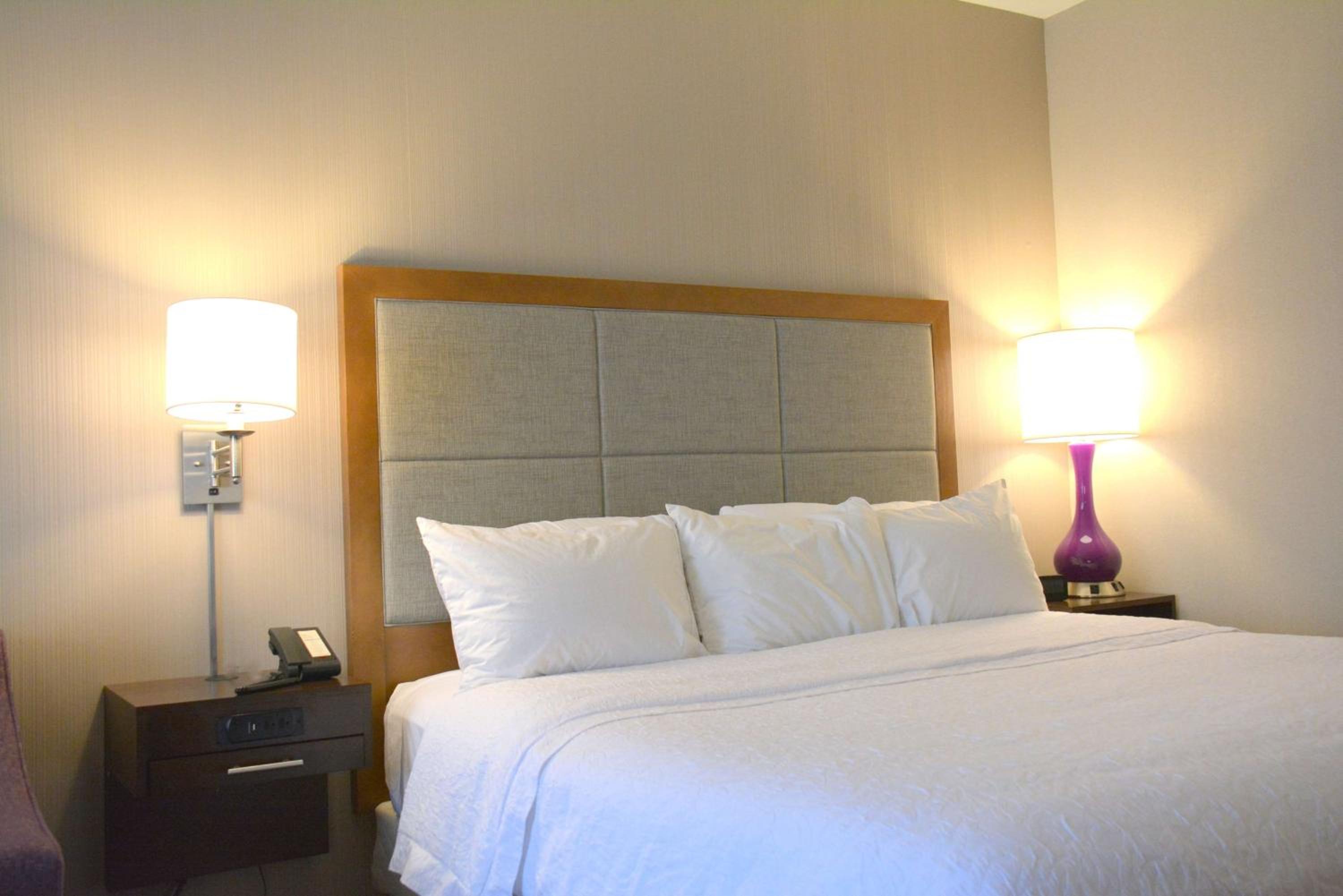 King Room with King Bed - Non-Smoking - Photo 3