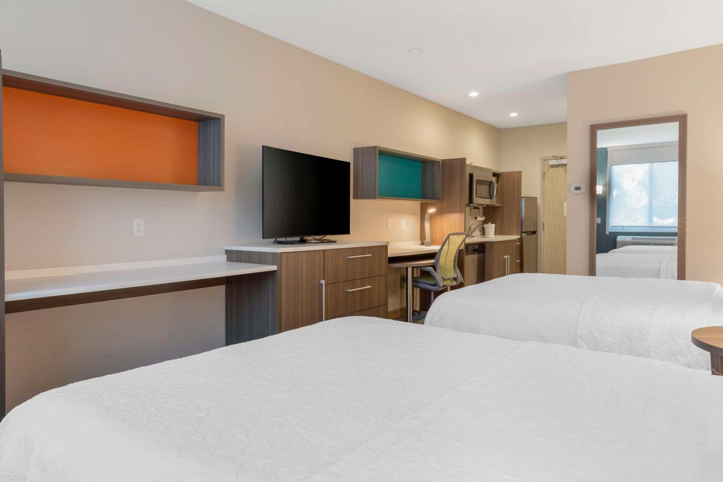 Room with Two Queen Beds - Non-Smoking - Photo 3