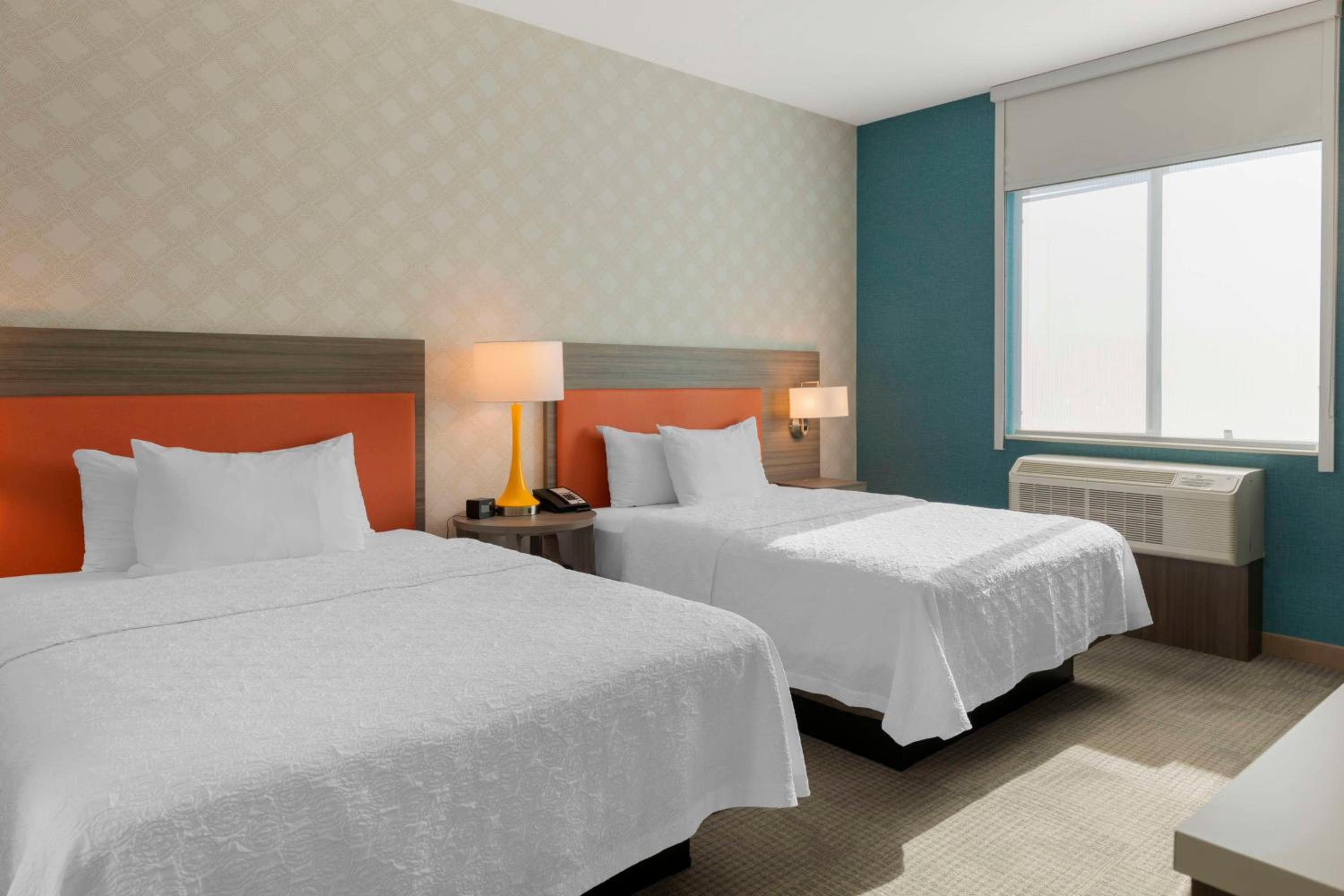 Room with Two Queen Beds - Non-Smoking - Photo 2