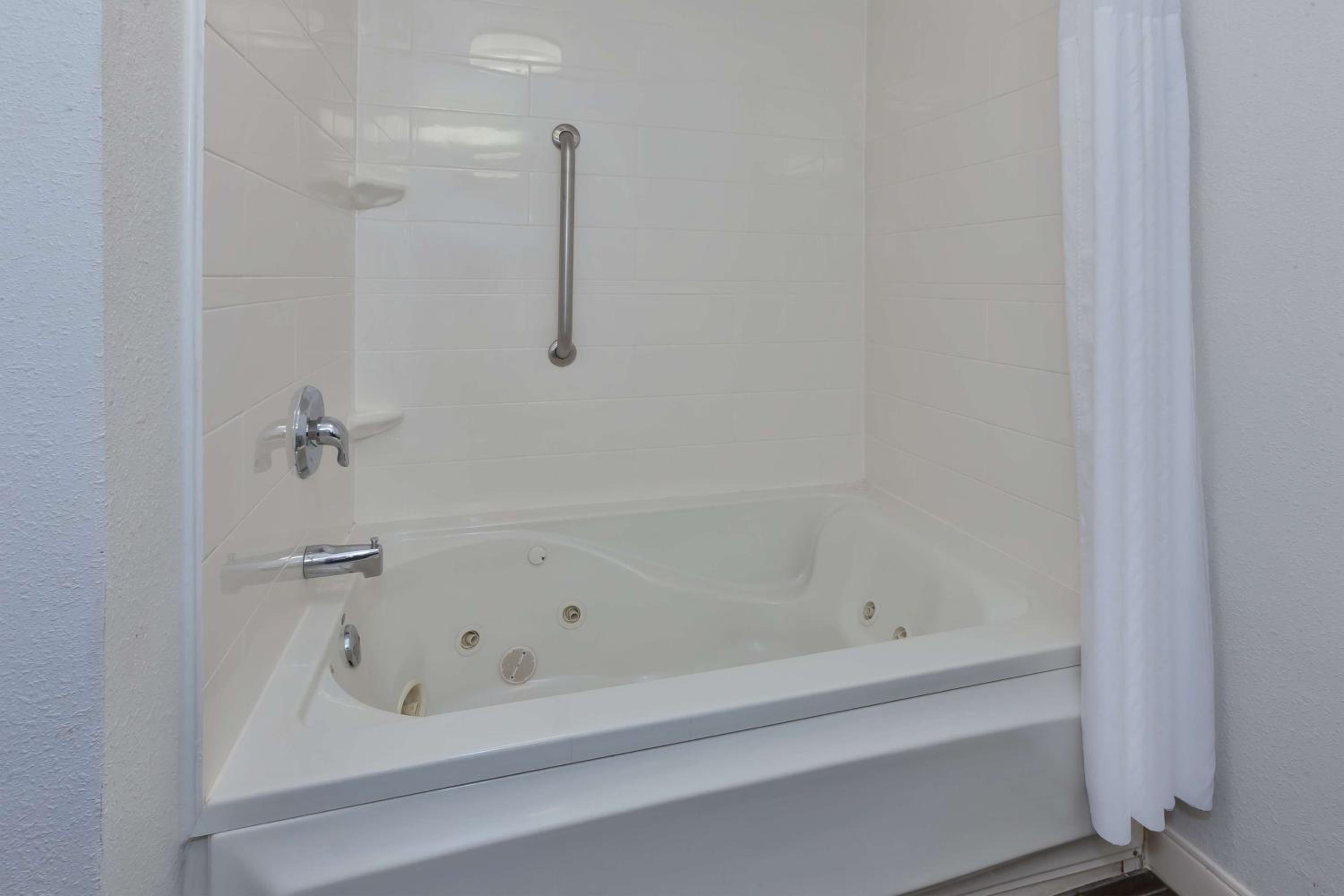King Room with Spa Bath - Photo 2