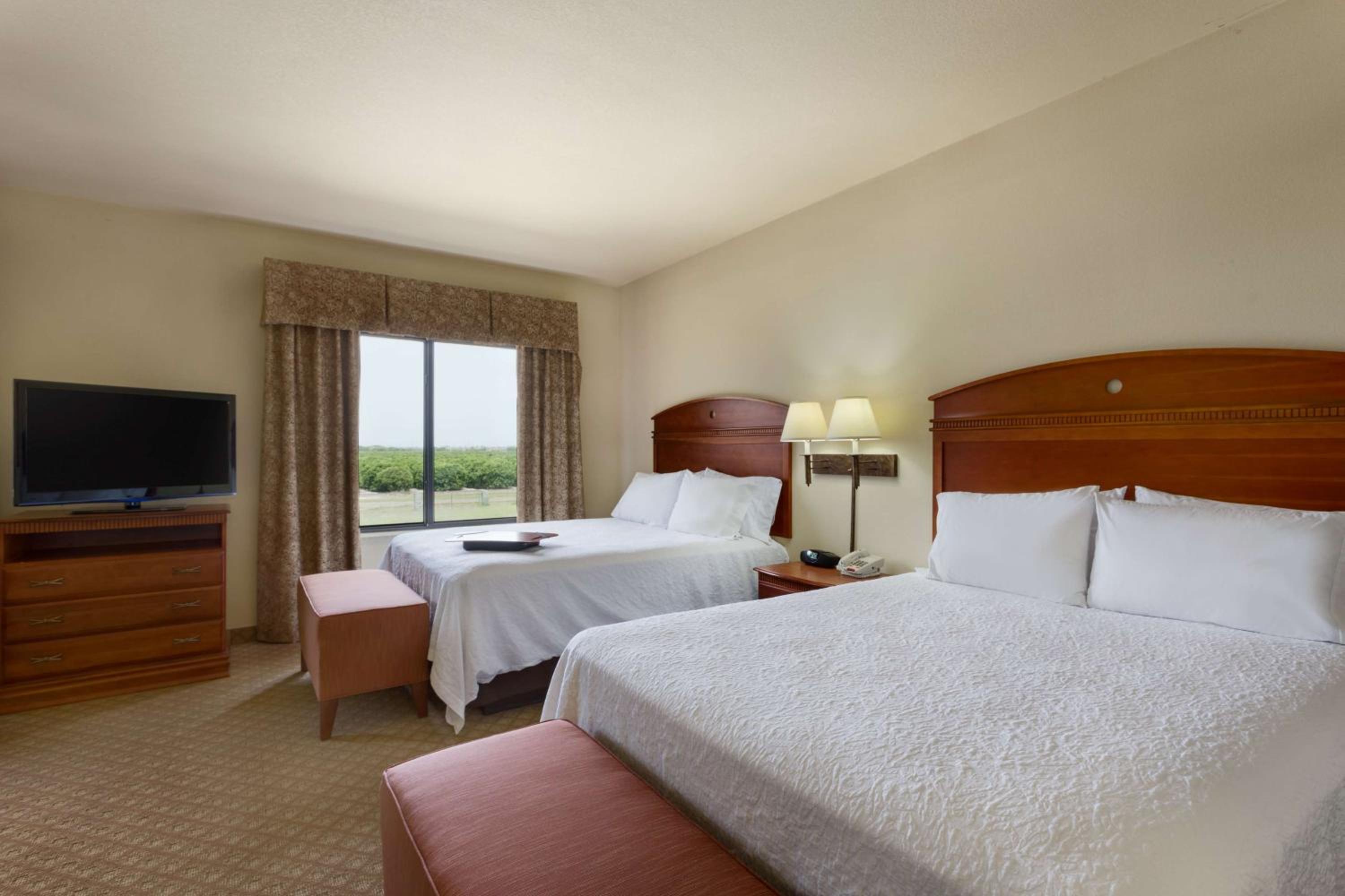 Room with Two Queen Beds - Non-Smoking - Photo 3