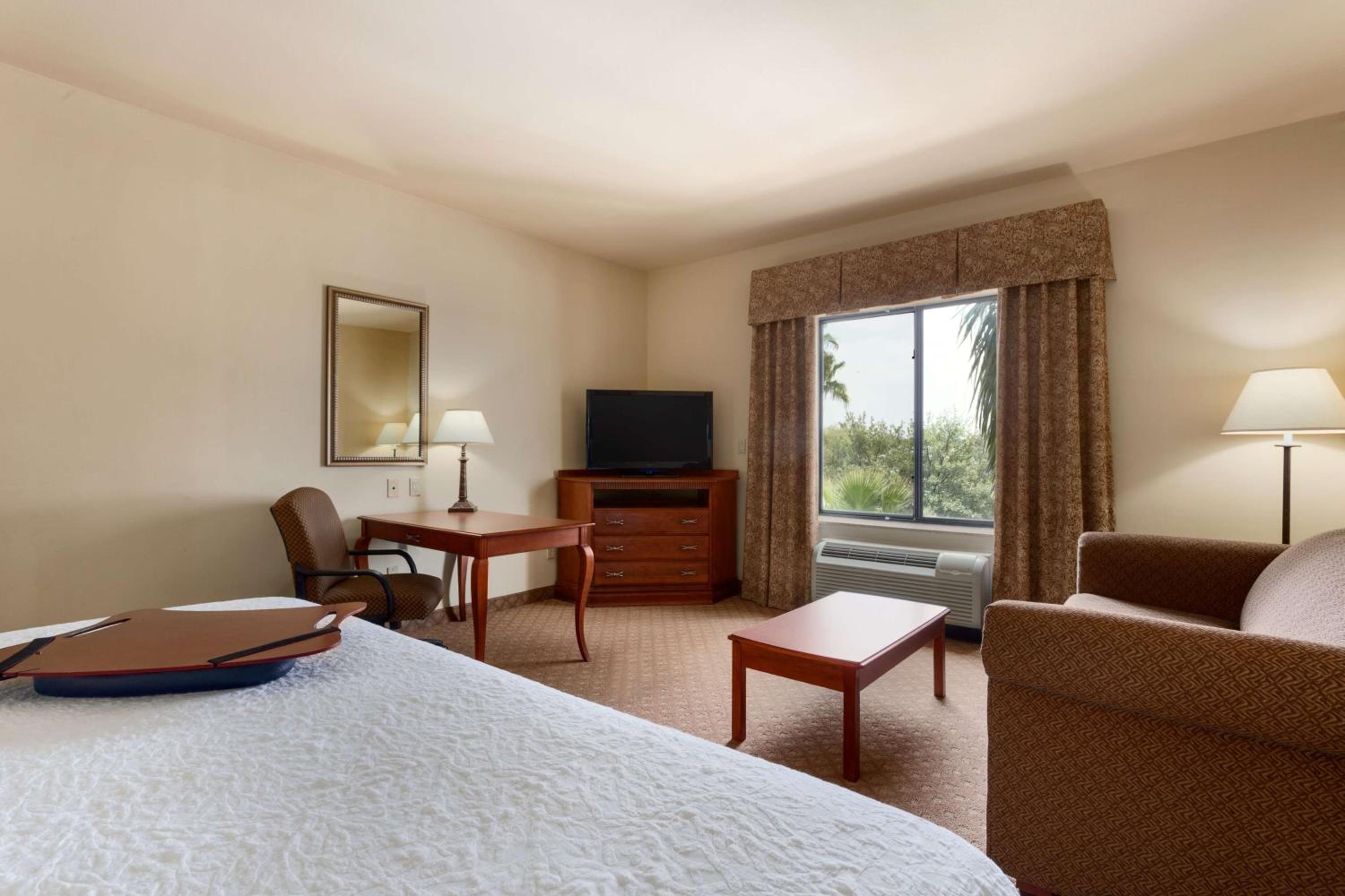 King Room with King Bed - Non-Smoking - Photo 1