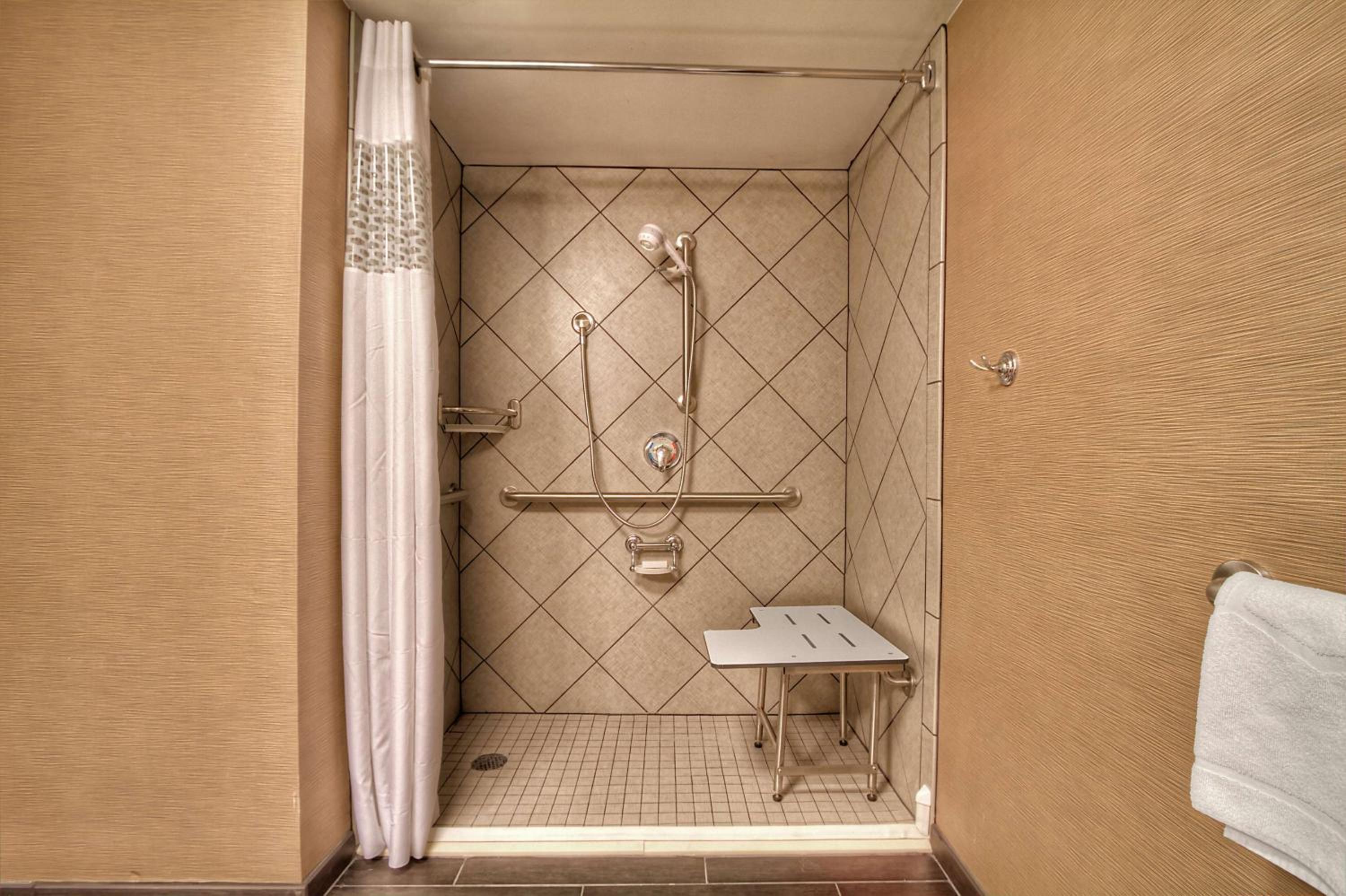 Room with Two Queen Beds - Non-Smoking - Photo 4