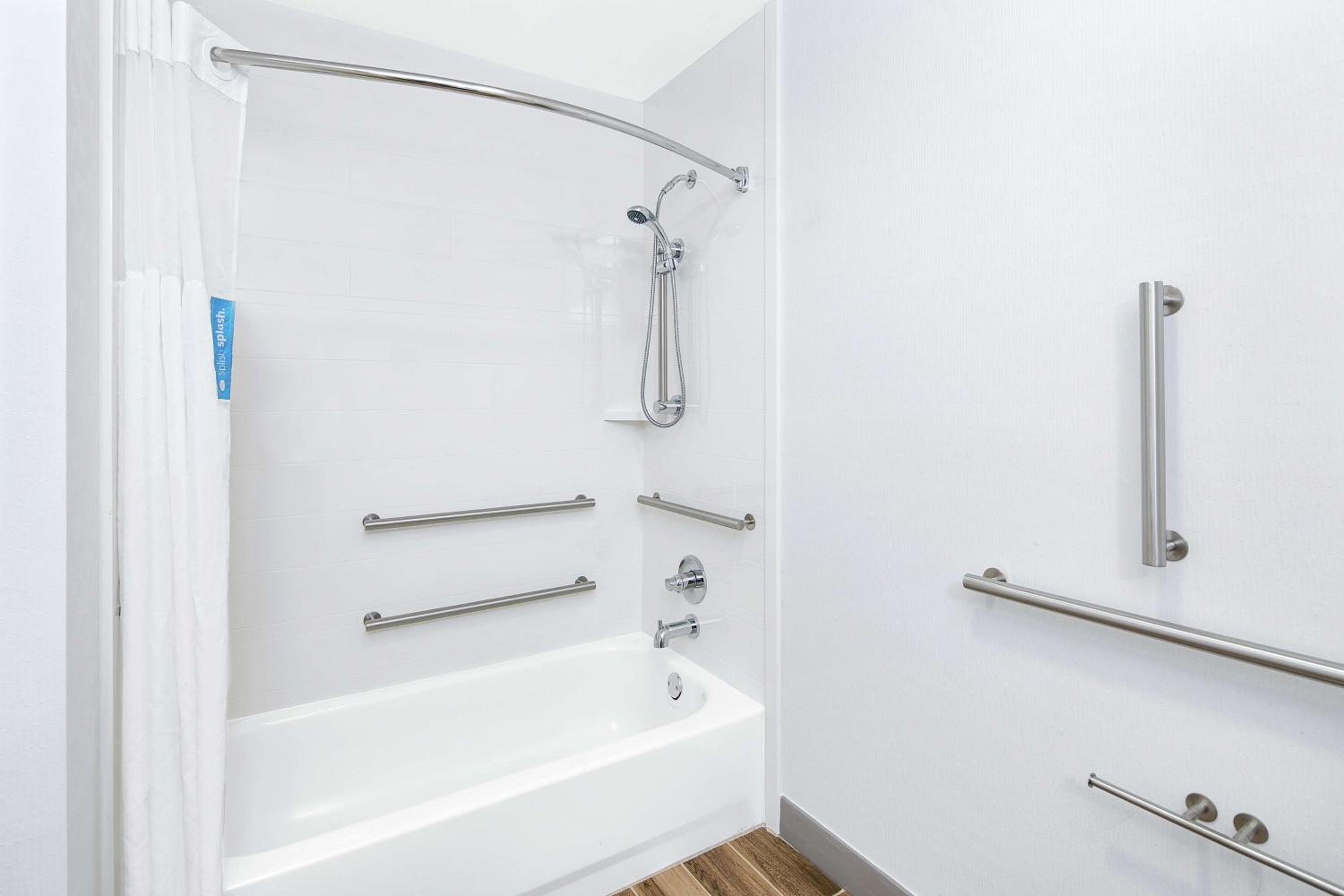Double Room with Accessible Tub - Mobility Access - Photo 2