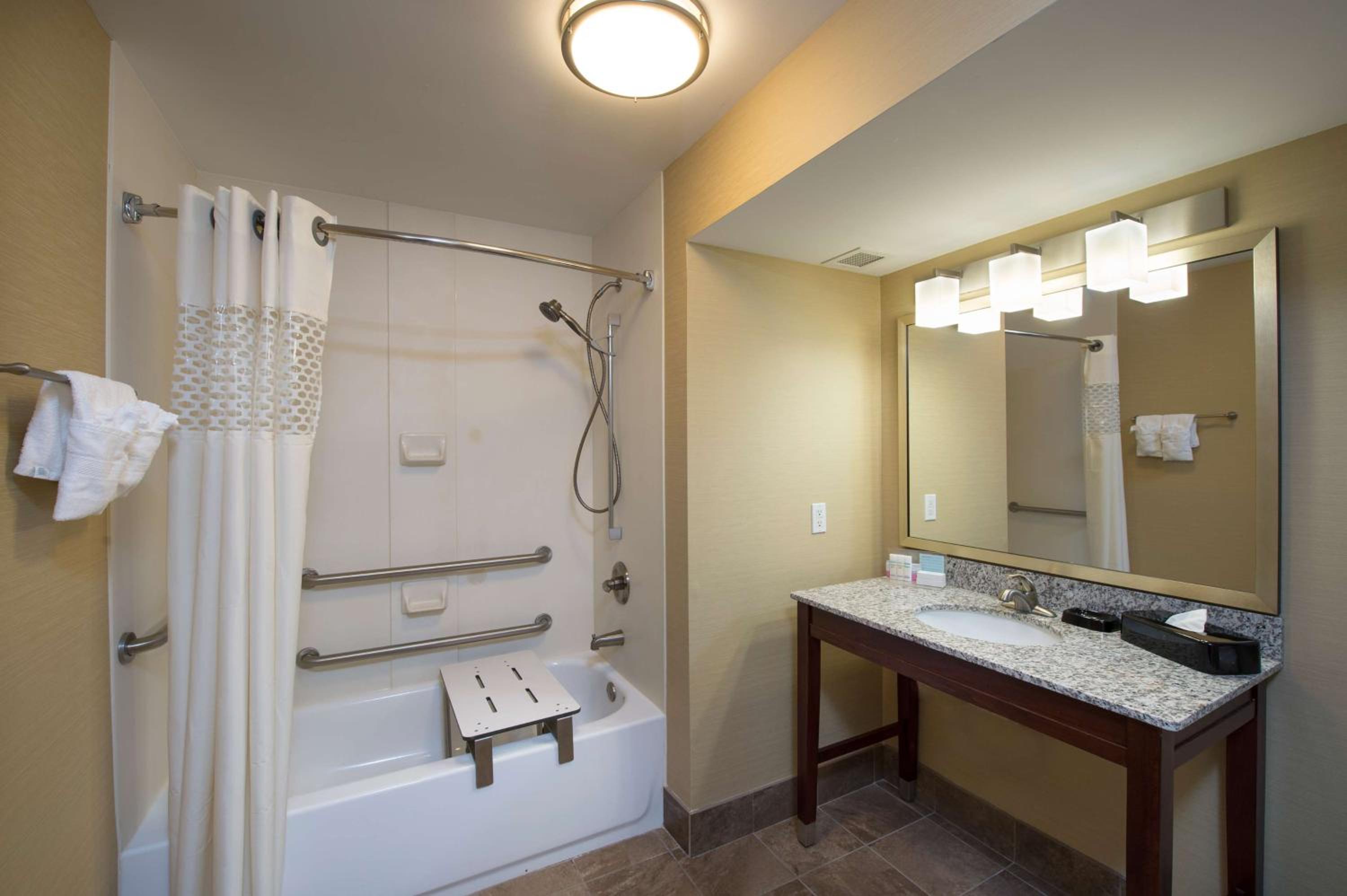 King Room with Accessible Tub - Mobility and Hearing Access/Non-Smoking - Photo 2