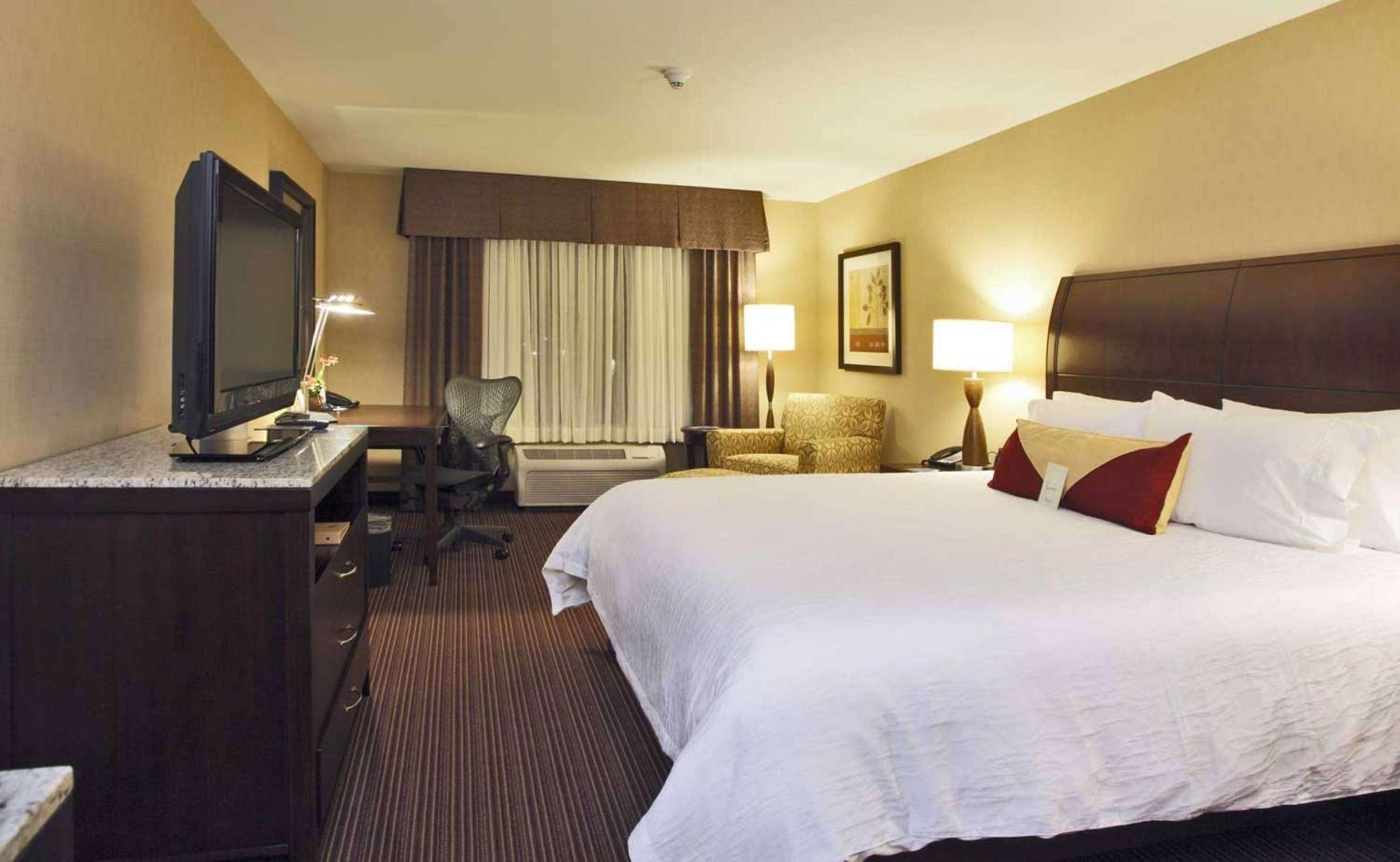 King Room with Tub - Mobility and Hearing Access - Photo 1
