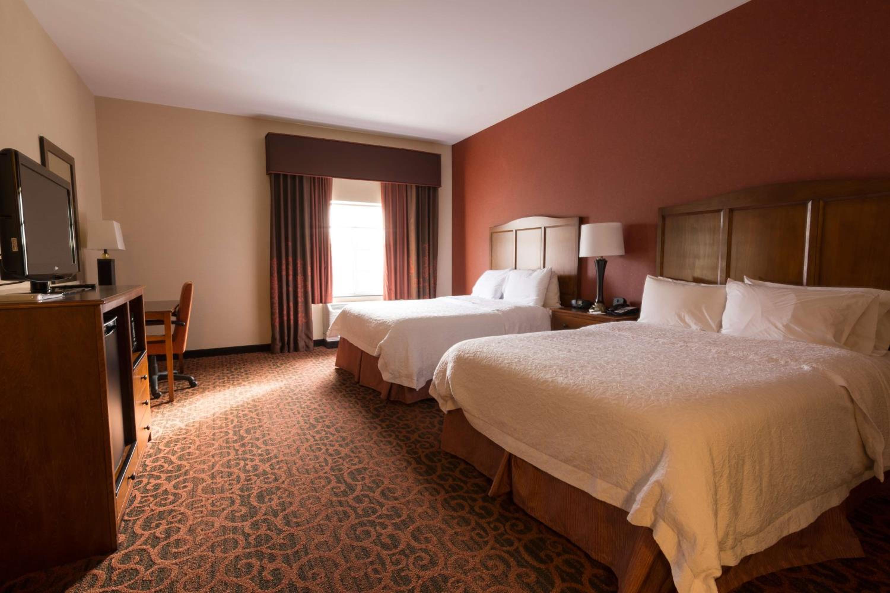 Room with Two Queen Beds - Non-Smoking - Photo 5